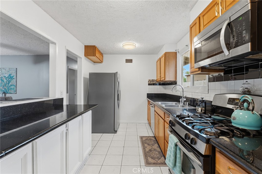8233 Fallbrook