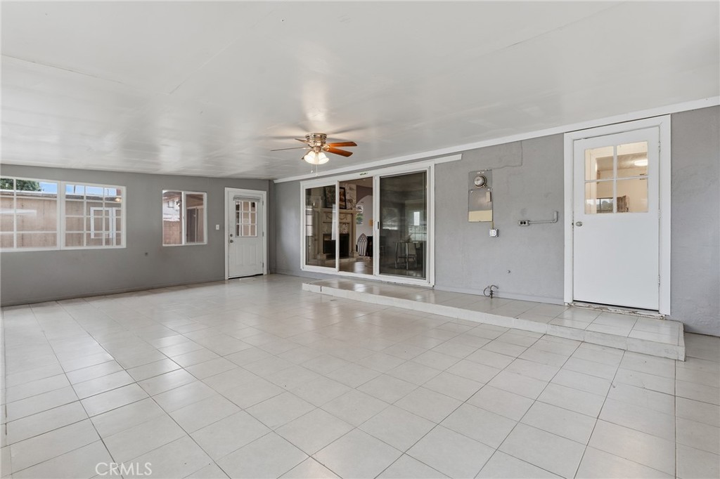 8233 Fallbrook