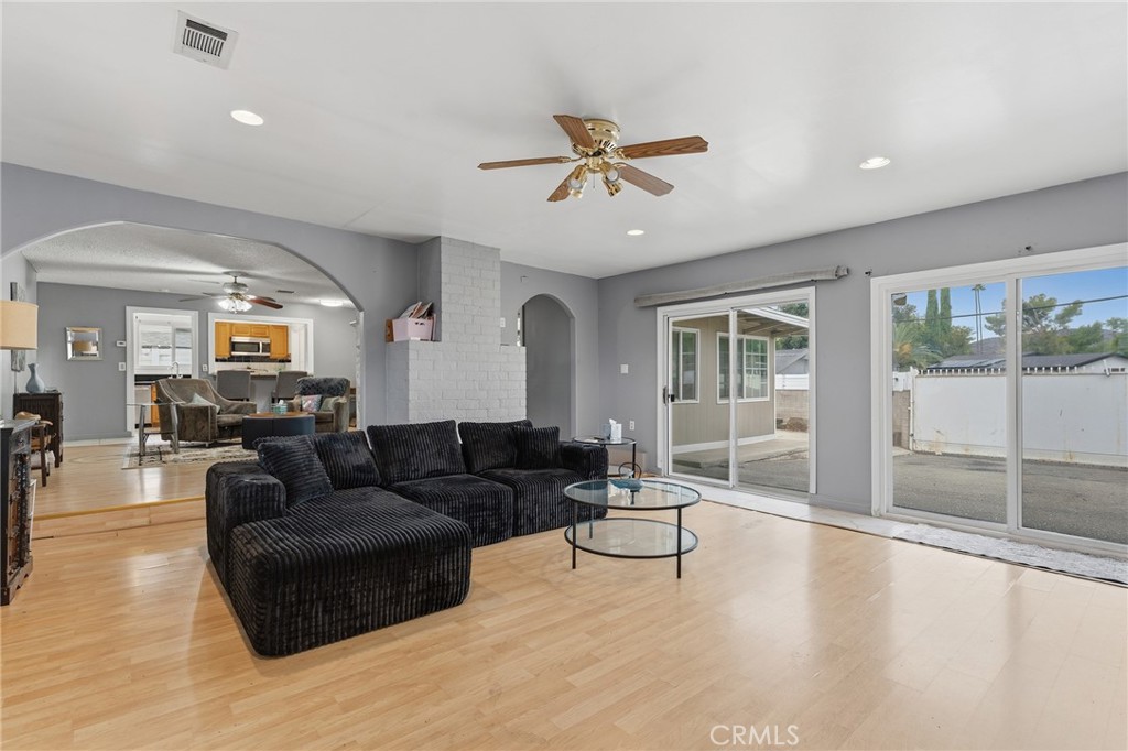 8233 Fallbrook