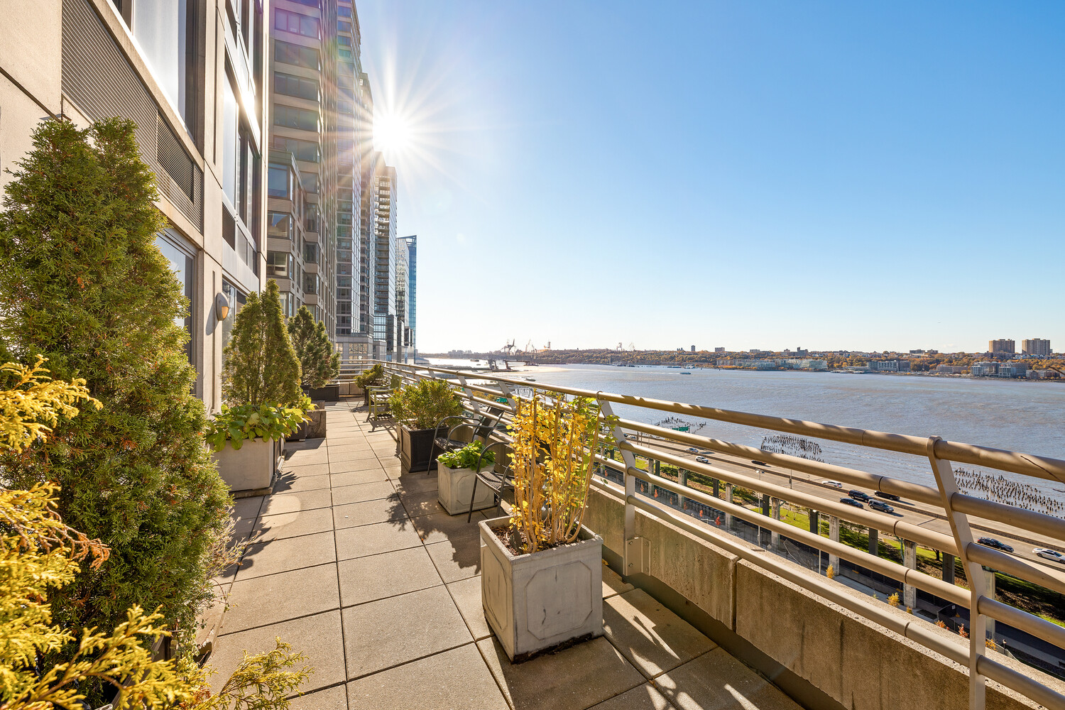 120 RIVERSIDE Boulevard 16HM