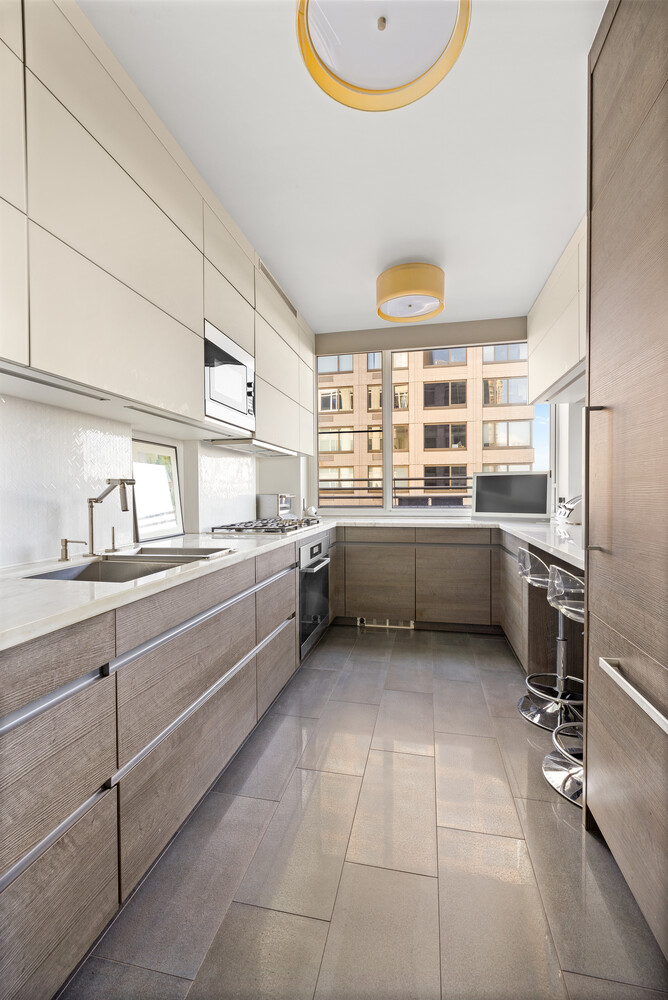 120 RIVERSIDE Boulevard 16HM