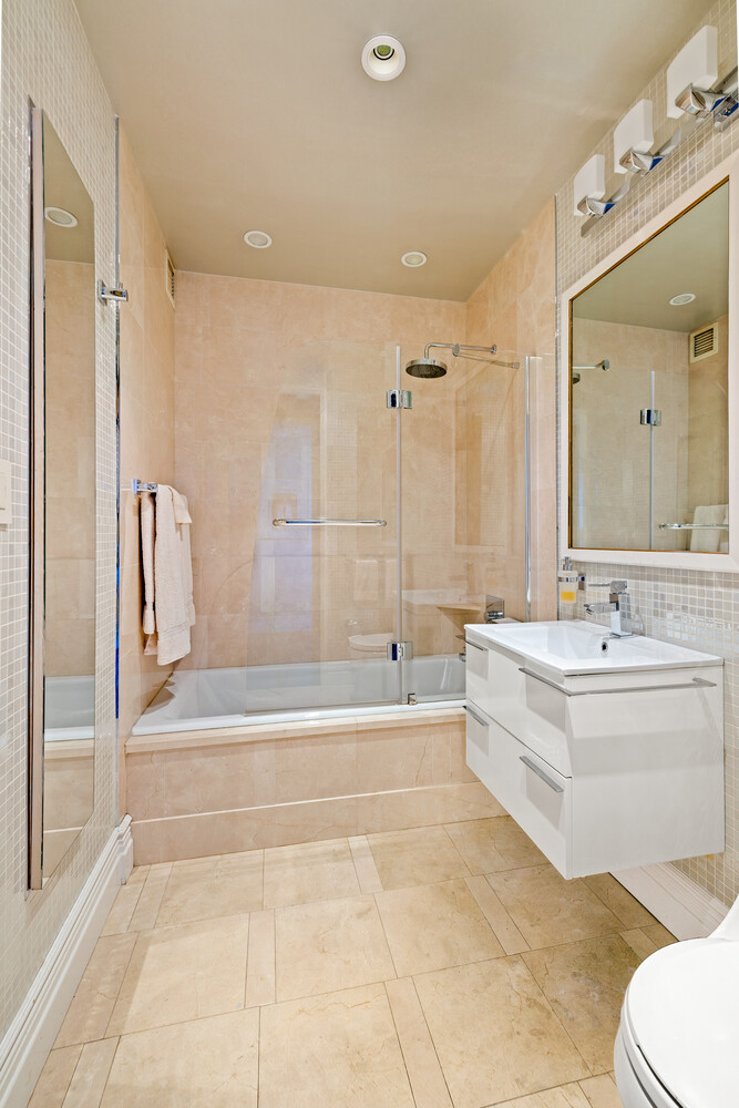 120 RIVERSIDE Boulevard 16HM