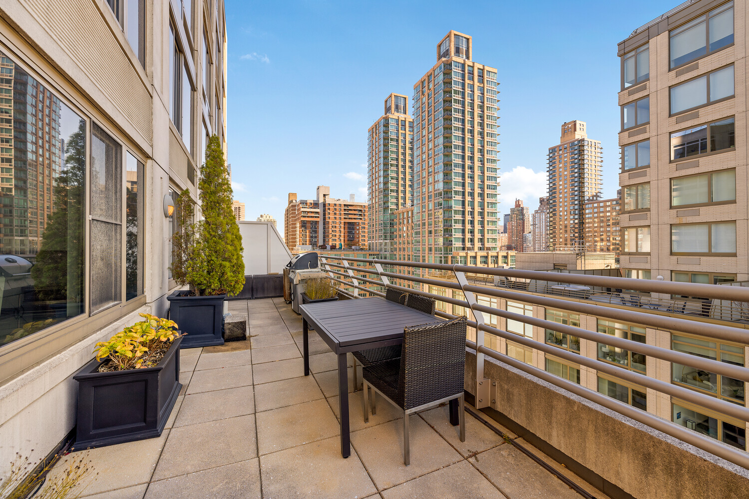 120 RIVERSIDE Boulevard 16HM