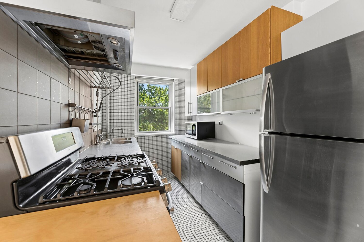 572 GRAND Street G503