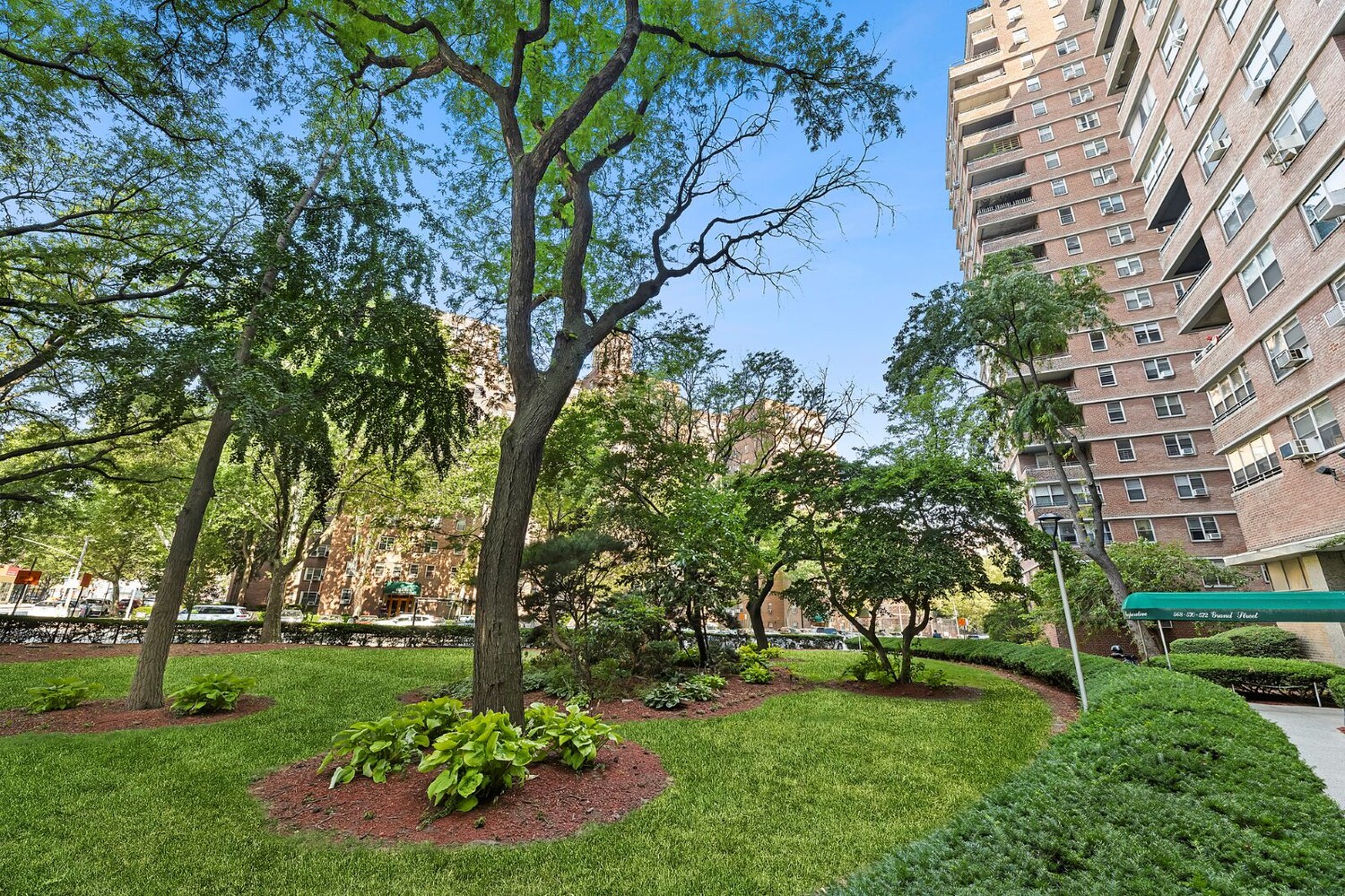 572 GRAND Street G503