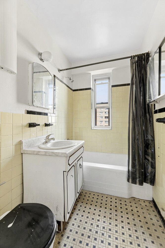 457 FDR Drive A1002
