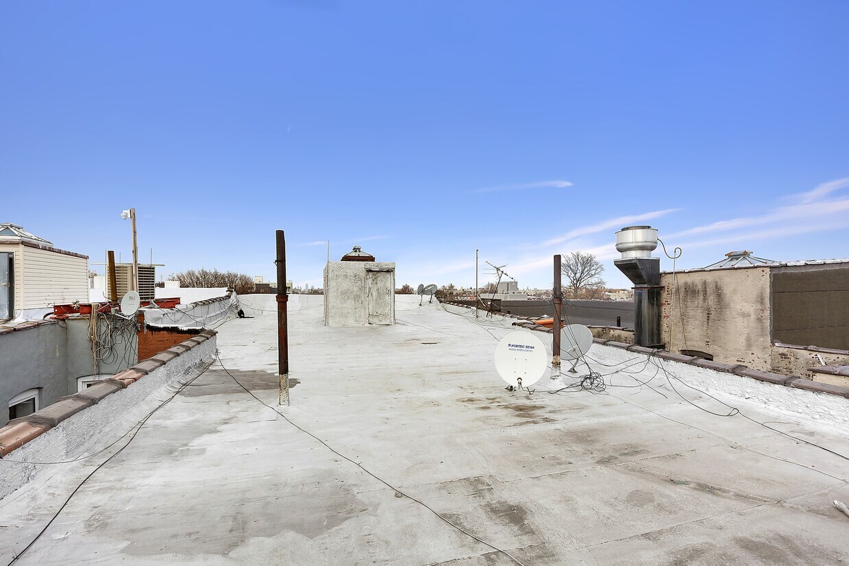 782 LINCOLN Place BUILDING