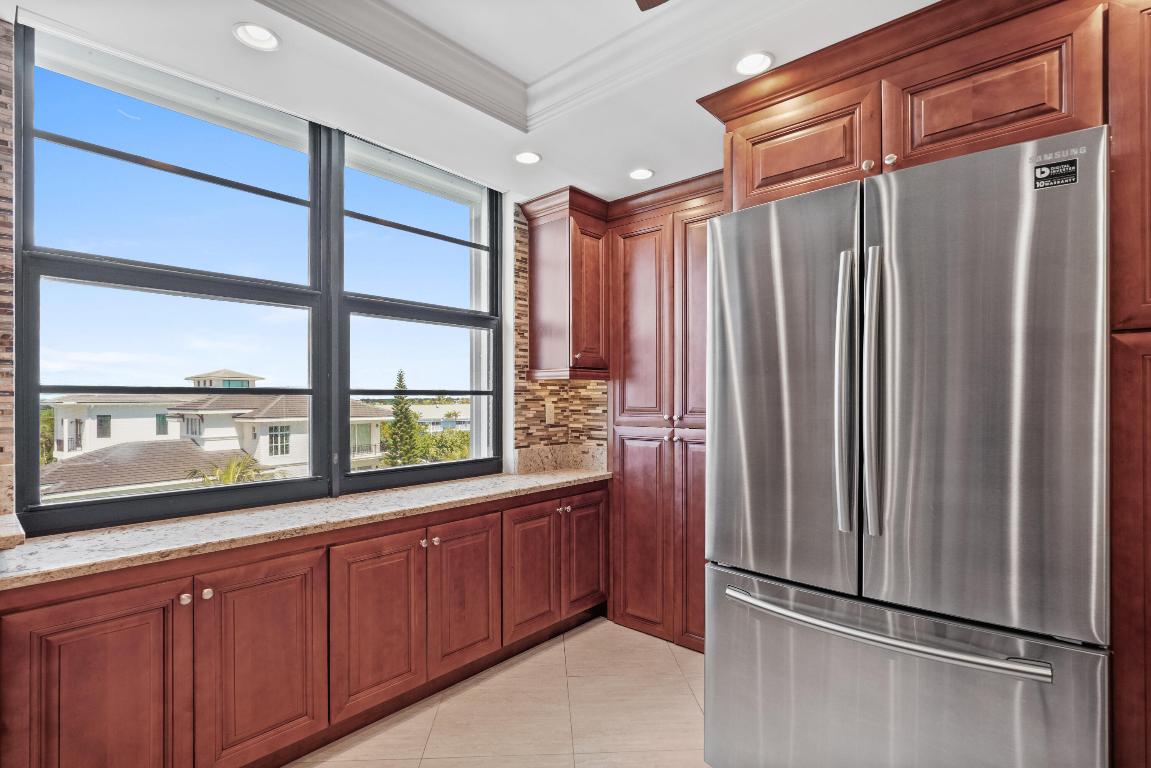 911 Ocean Drive #506