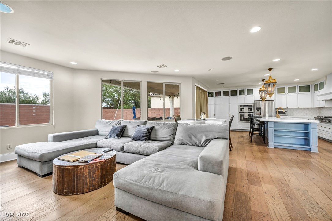 6908 Forest Gate Street