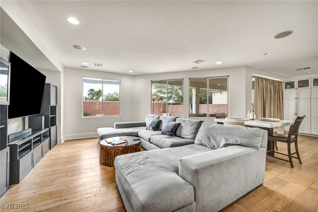 6908 Forest Gate Street