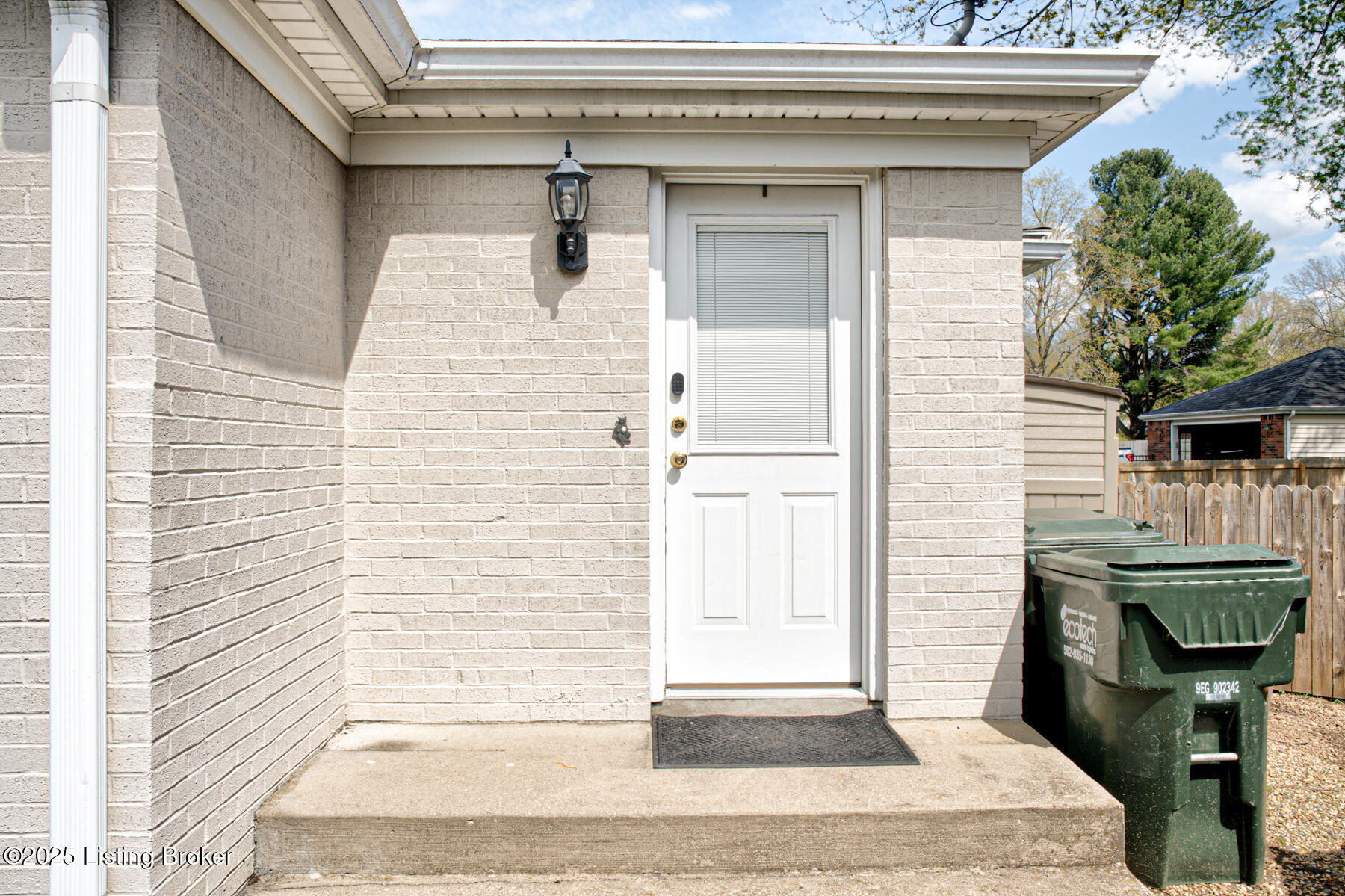 609 Armadale Pl