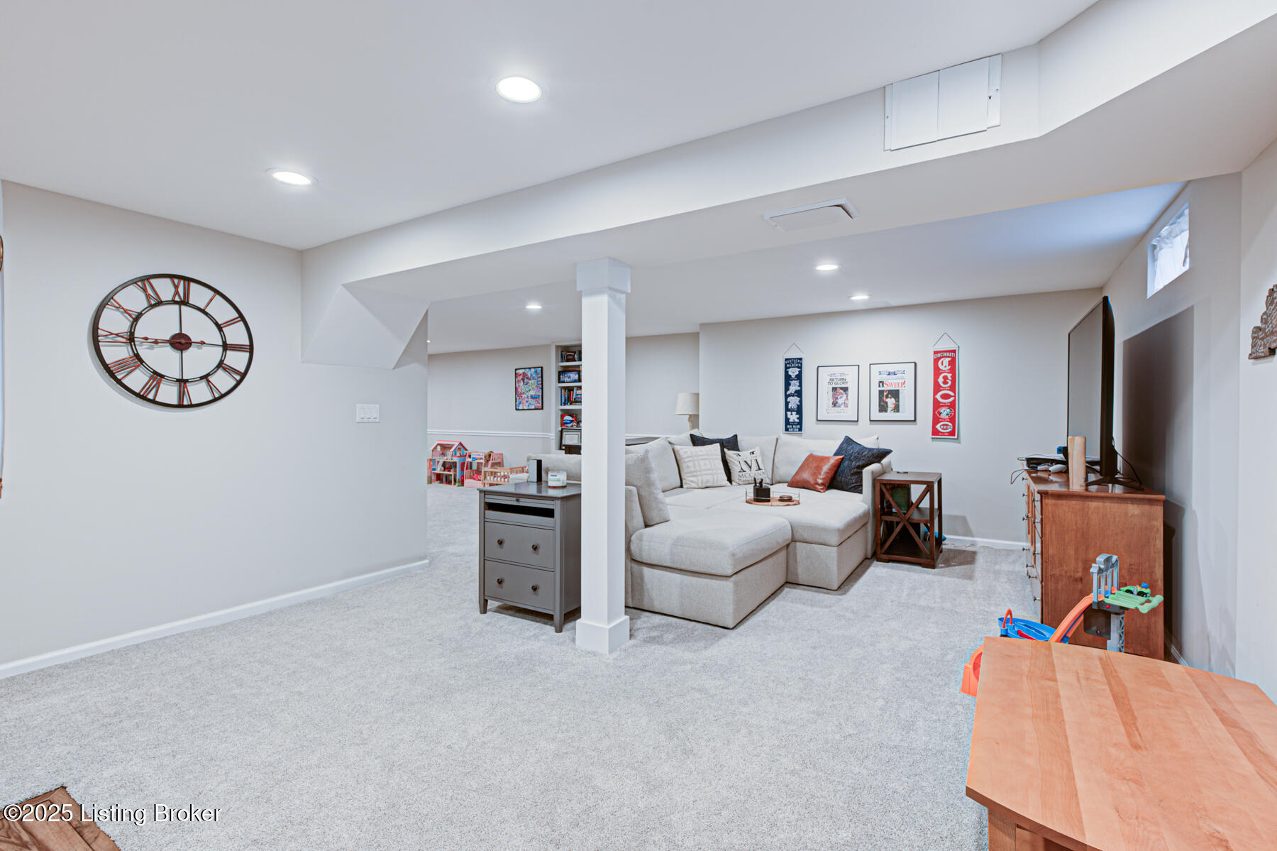 609 Armadale Pl