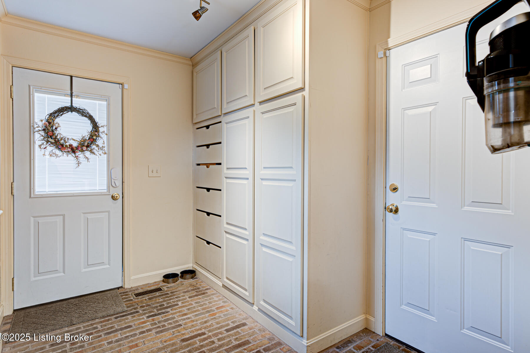 609 Armadale Pl