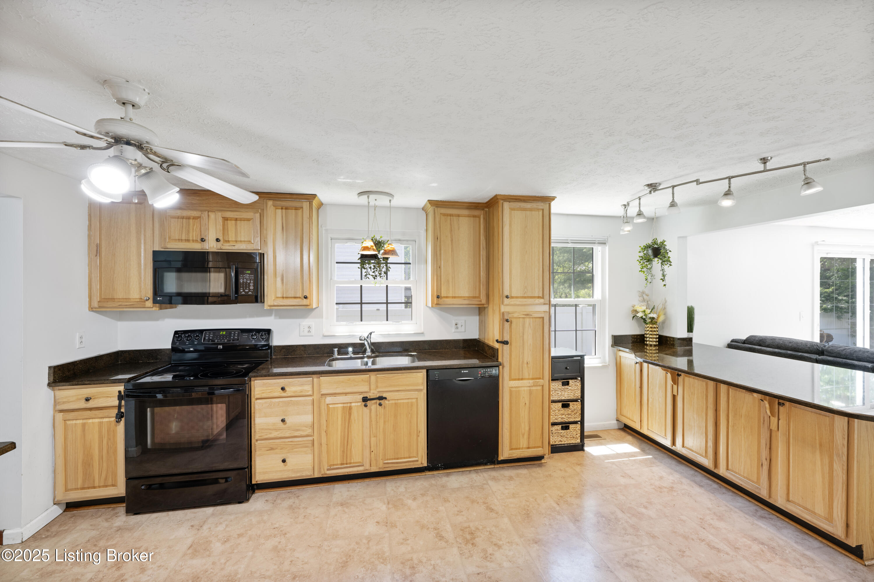 8512 Silver Fox Rd