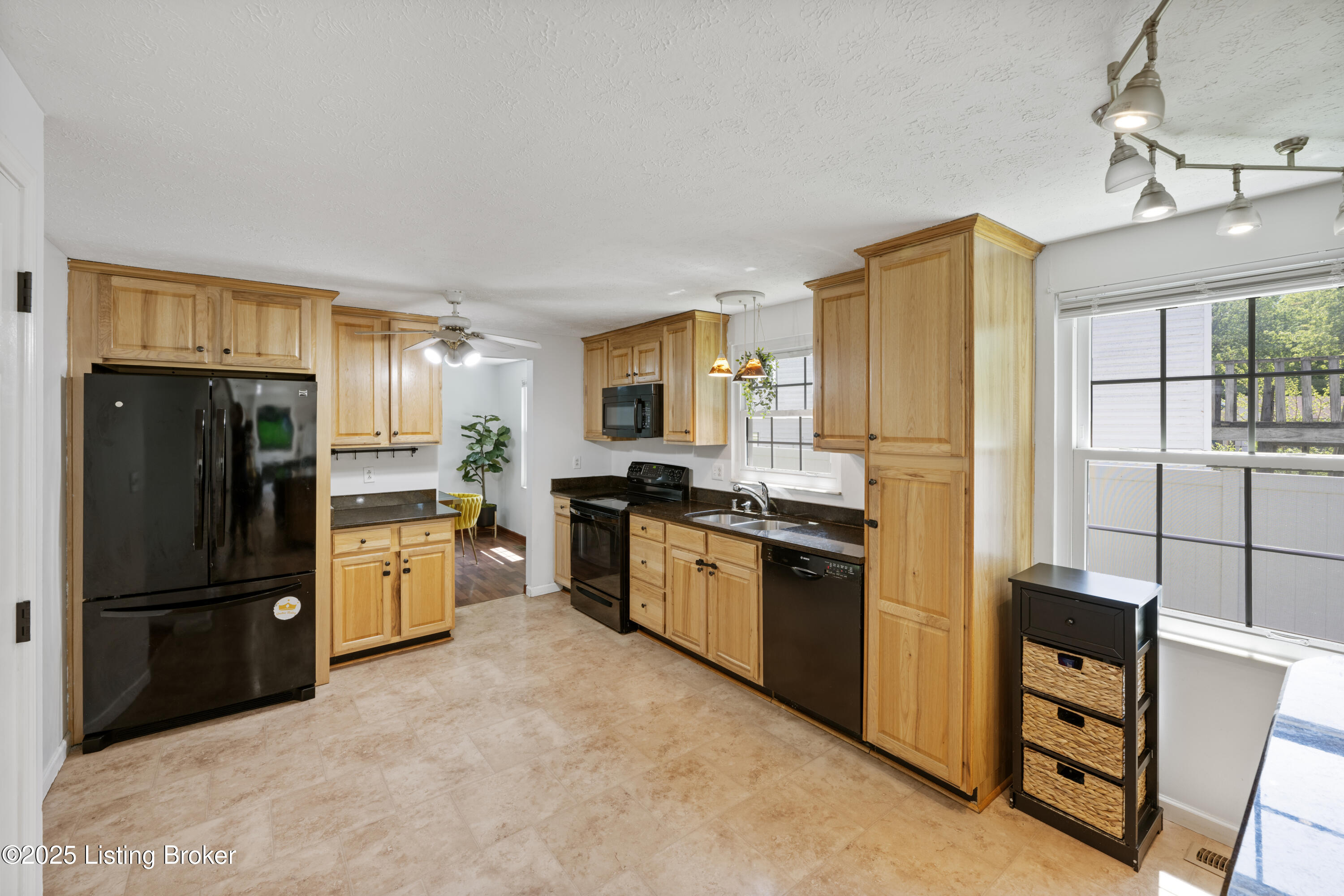 8512 Silver Fox Rd