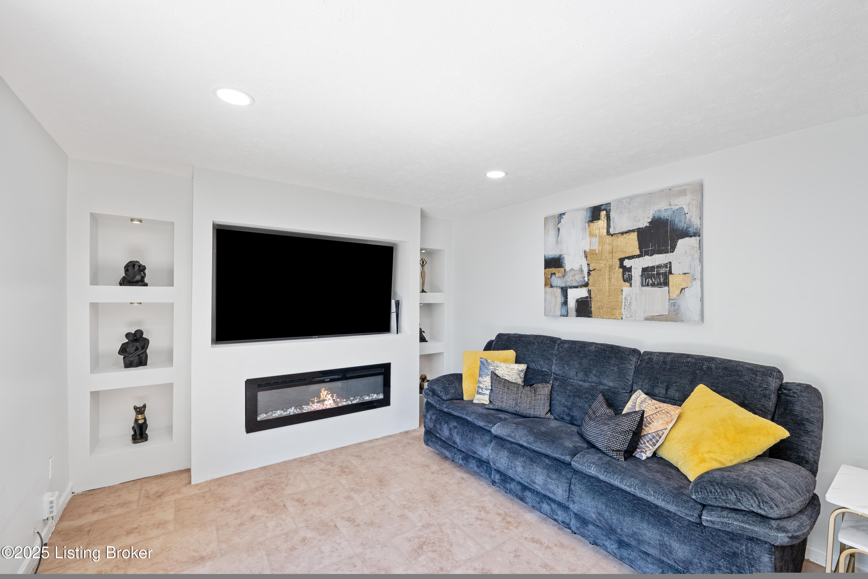 8512 Silver Fox Rd