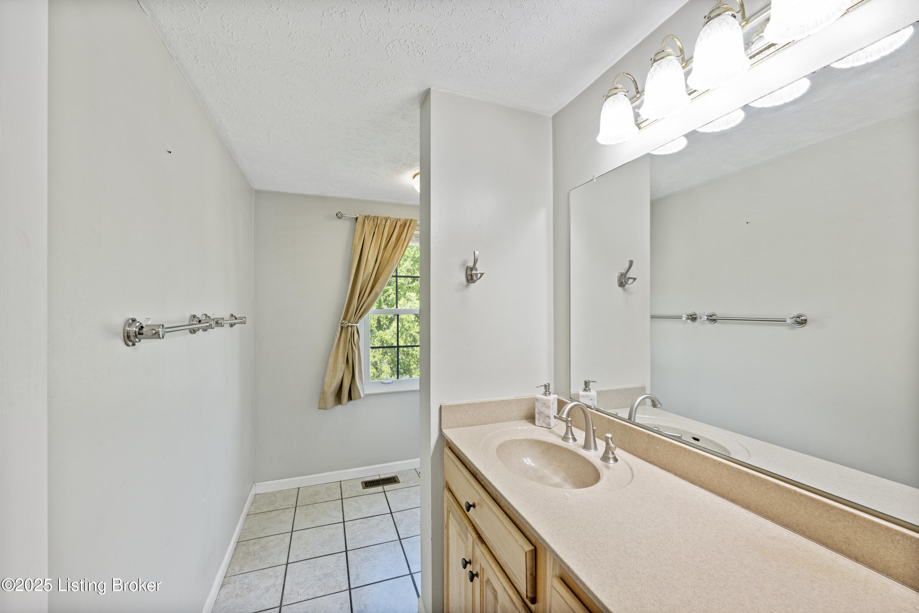 8512 Silver Fox Rd