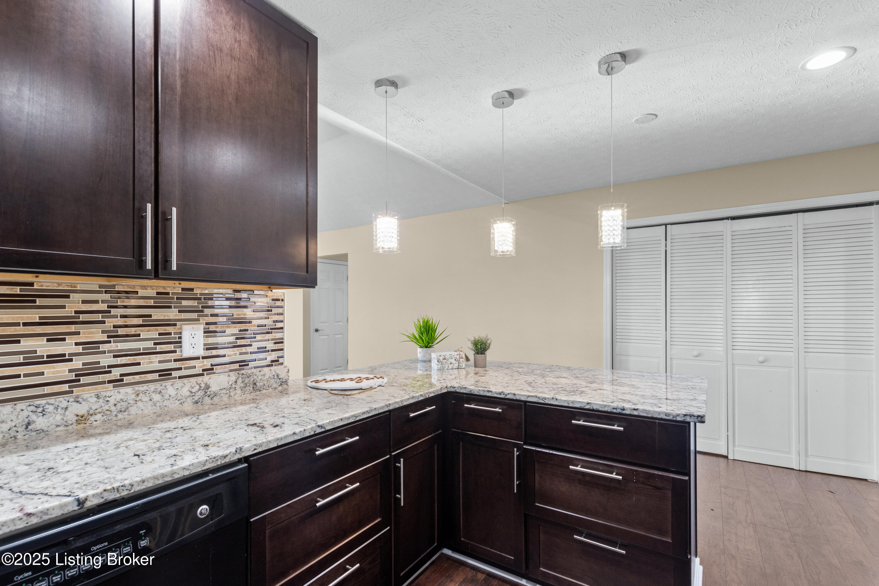 4901 Hunters Point Cir