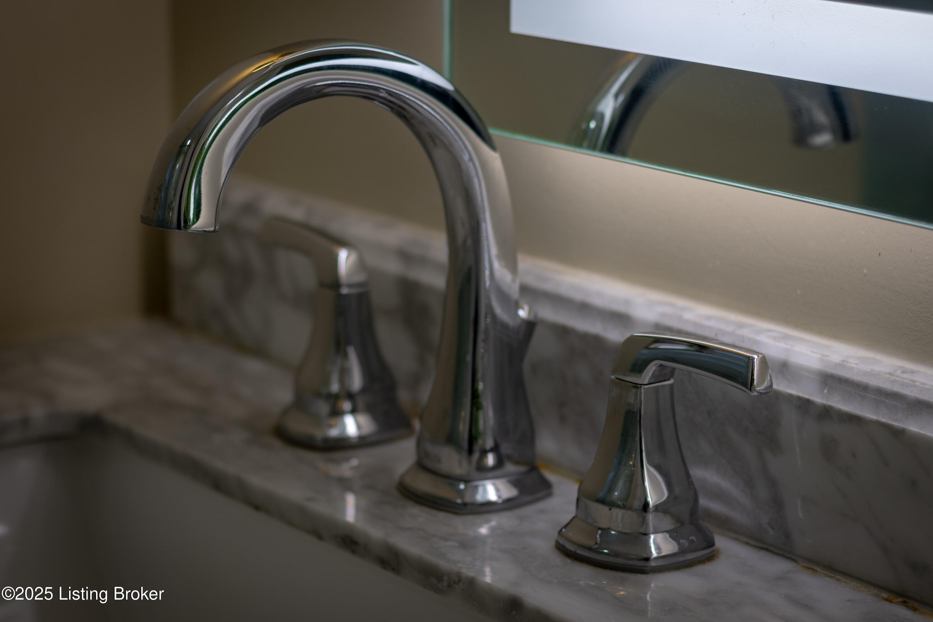 4901 Hunters Point Cir