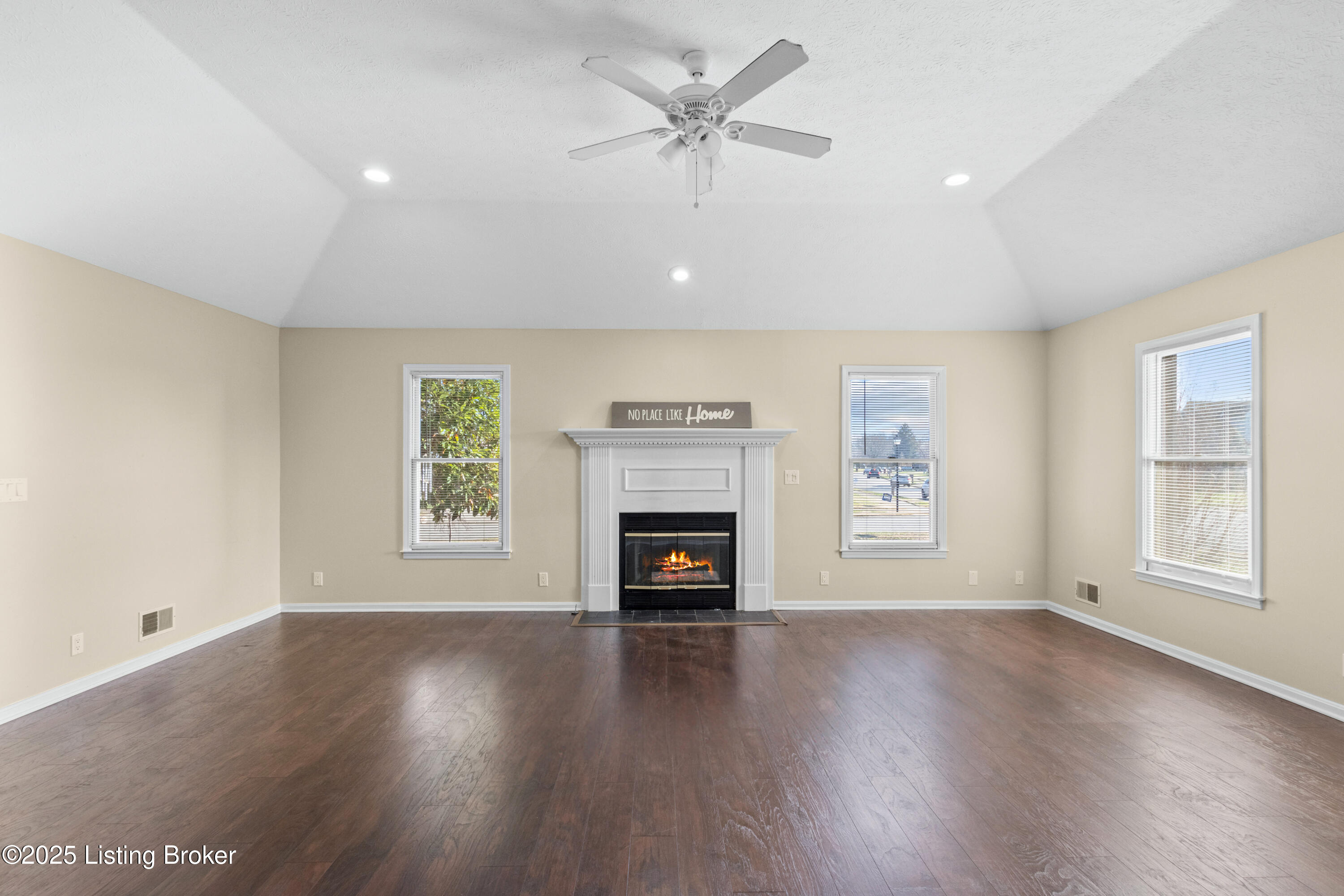 4901 Hunters Point Cir