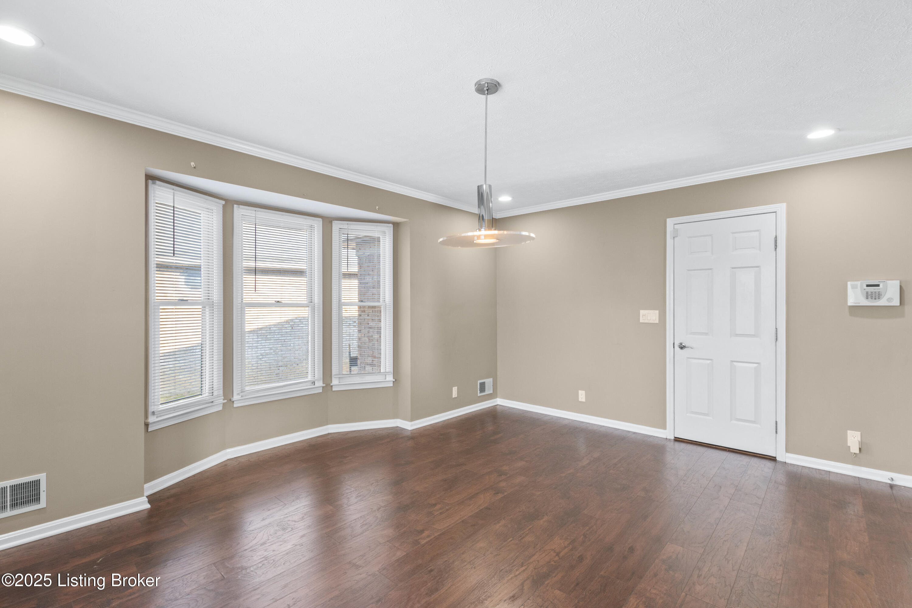 4901 Hunters Point Cir