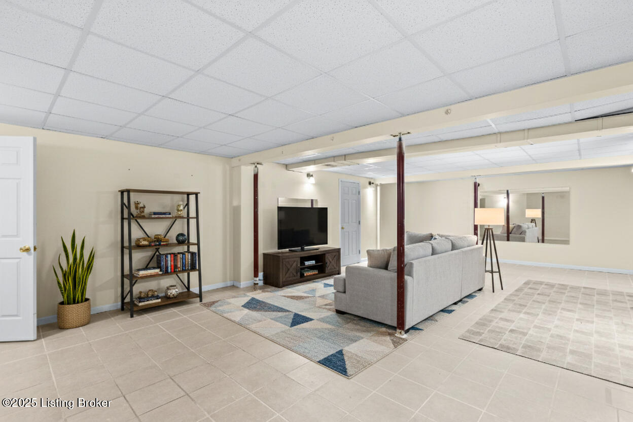 4901 Hunters Point Cir