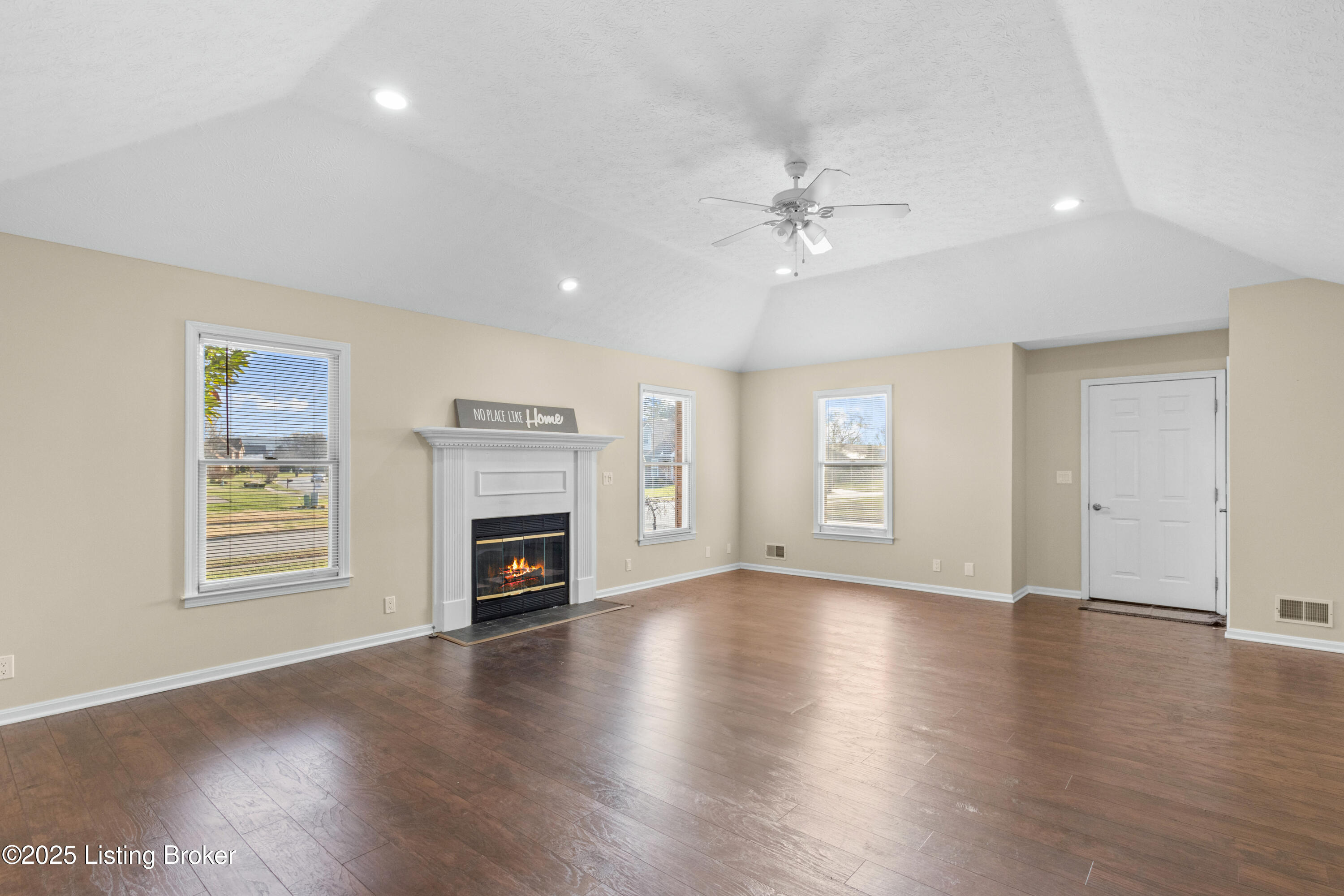 4901 Hunters Point Cir