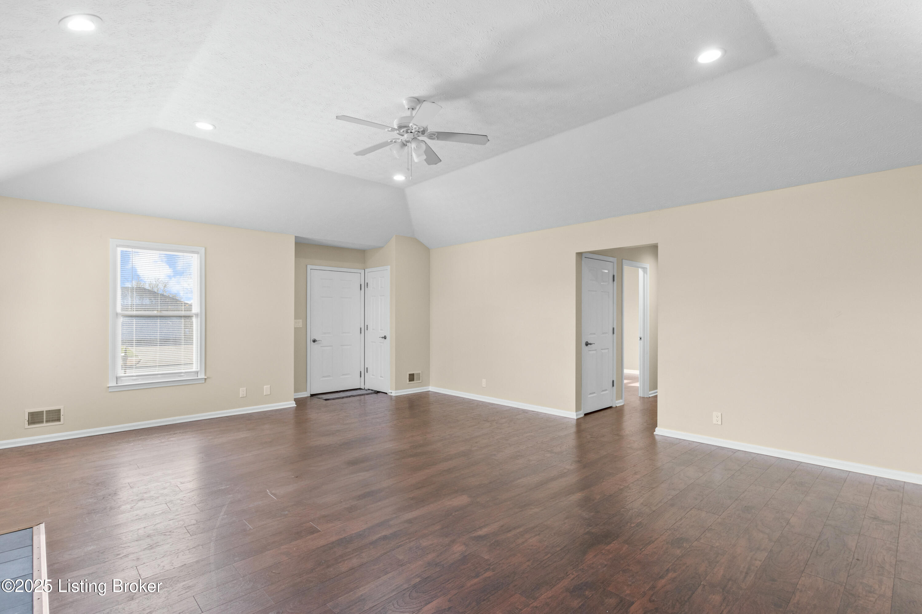 4901 Hunters Point Cir