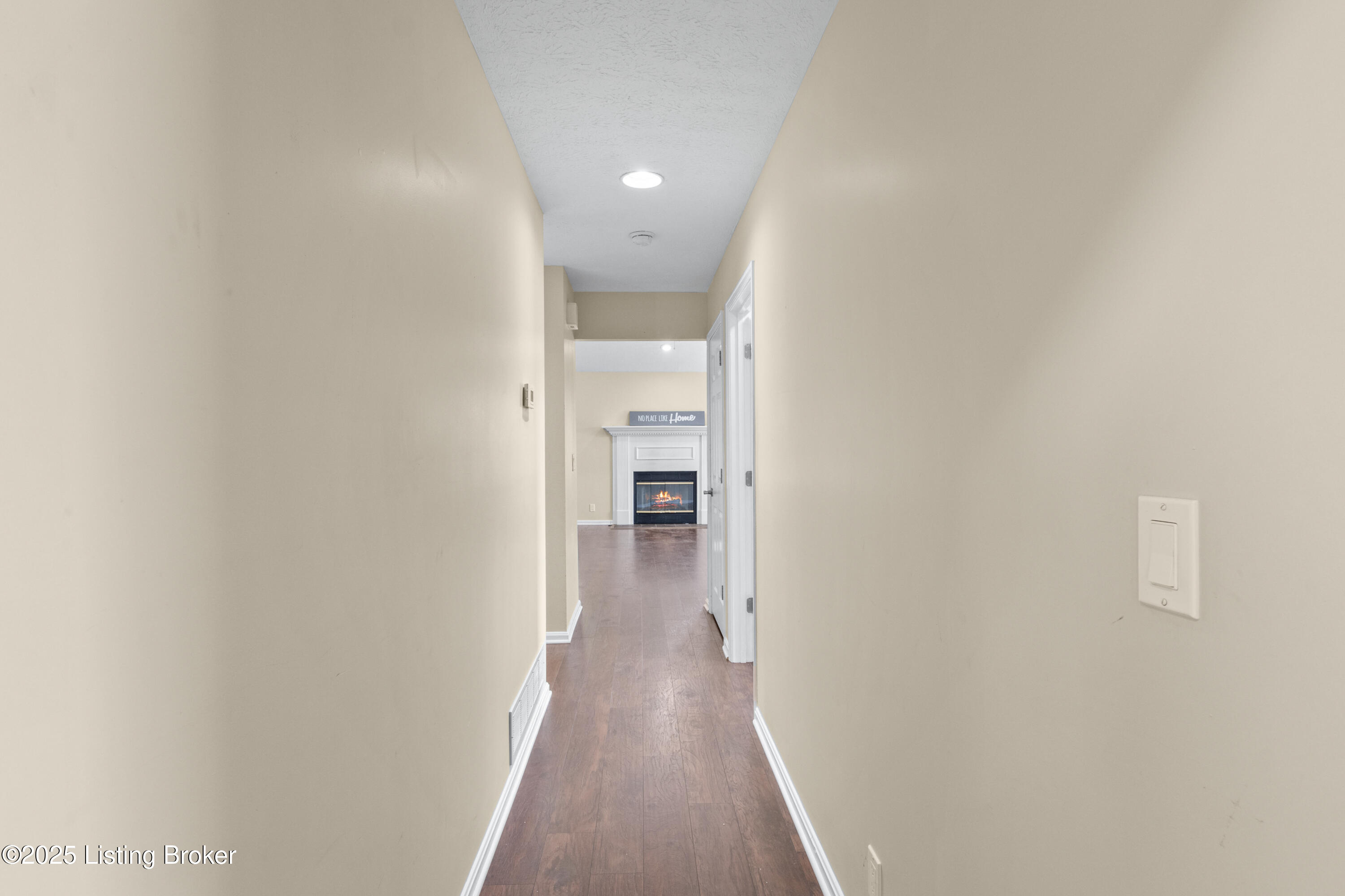 4901 Hunters Point Cir