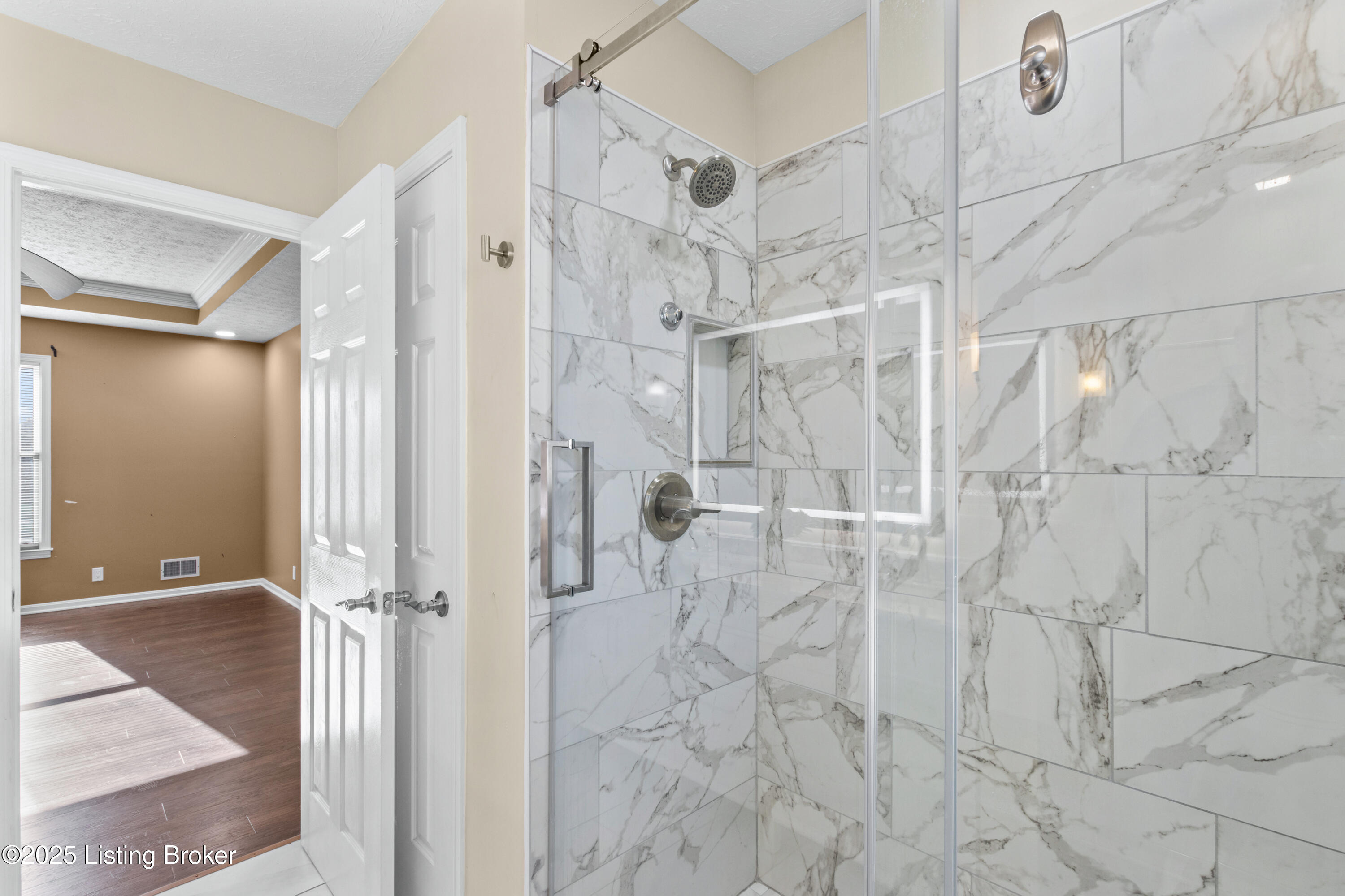 4901 Hunters Point Cir