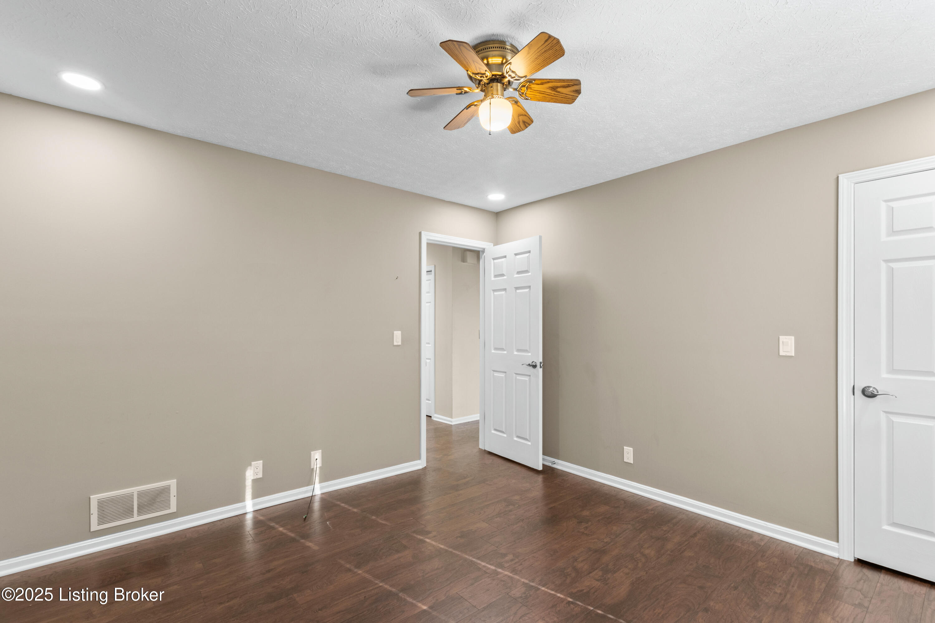 4901 Hunters Point Cir