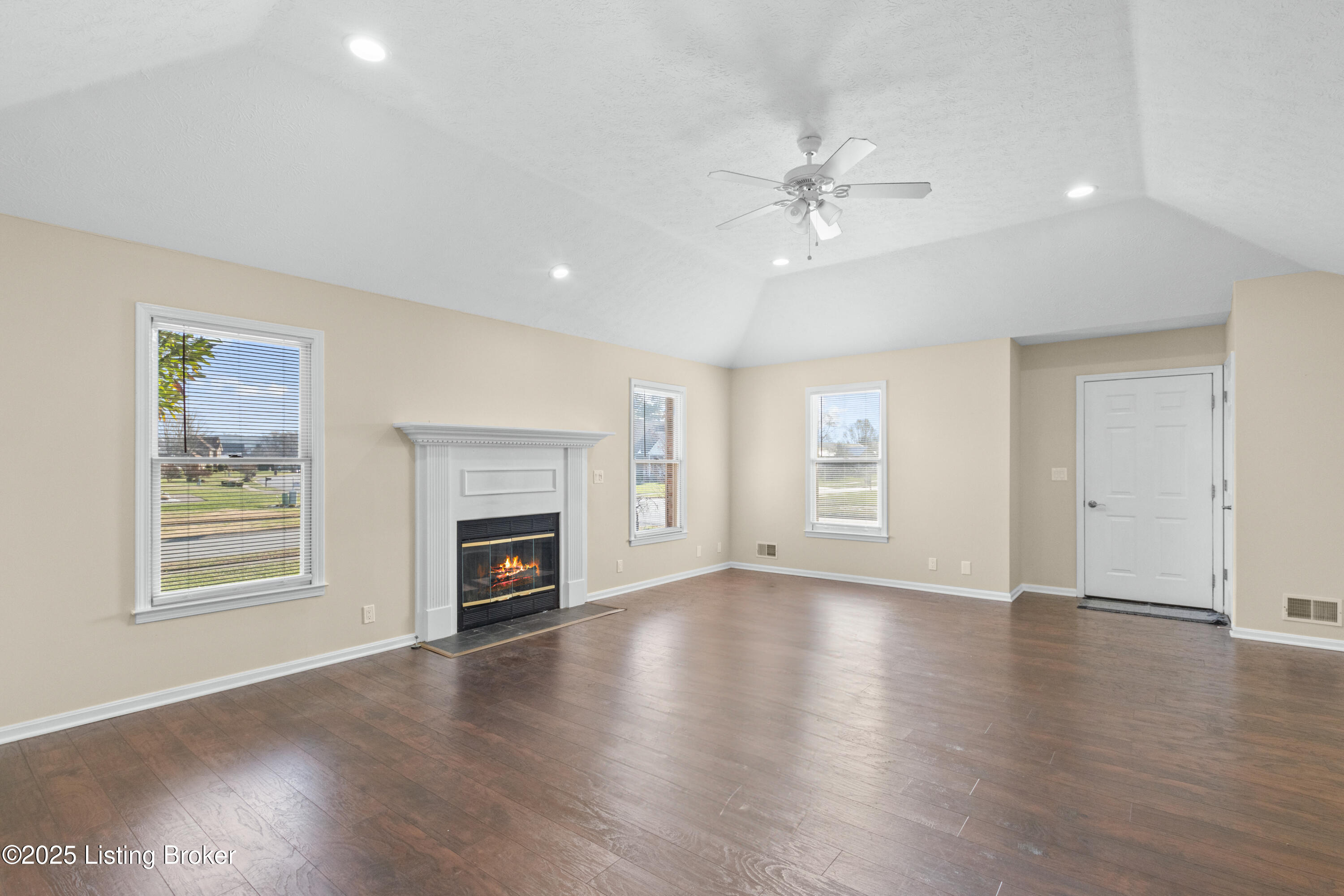 4901 Hunters Point Cir