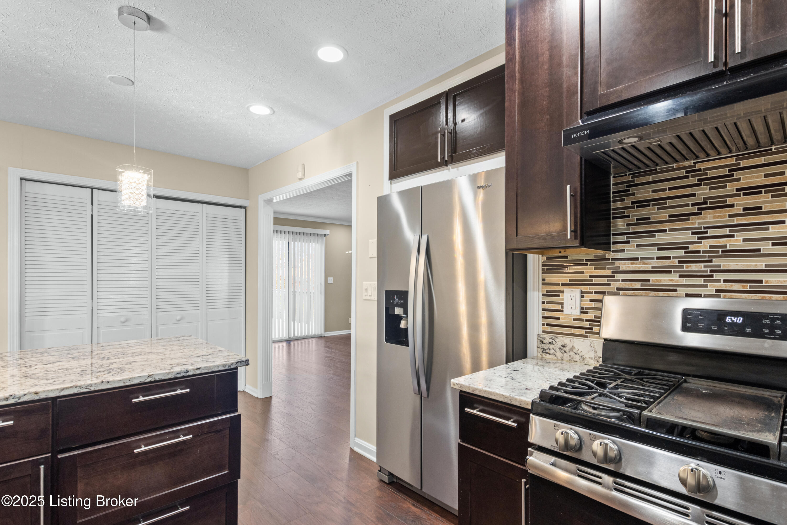 4901 Hunters Point Cir