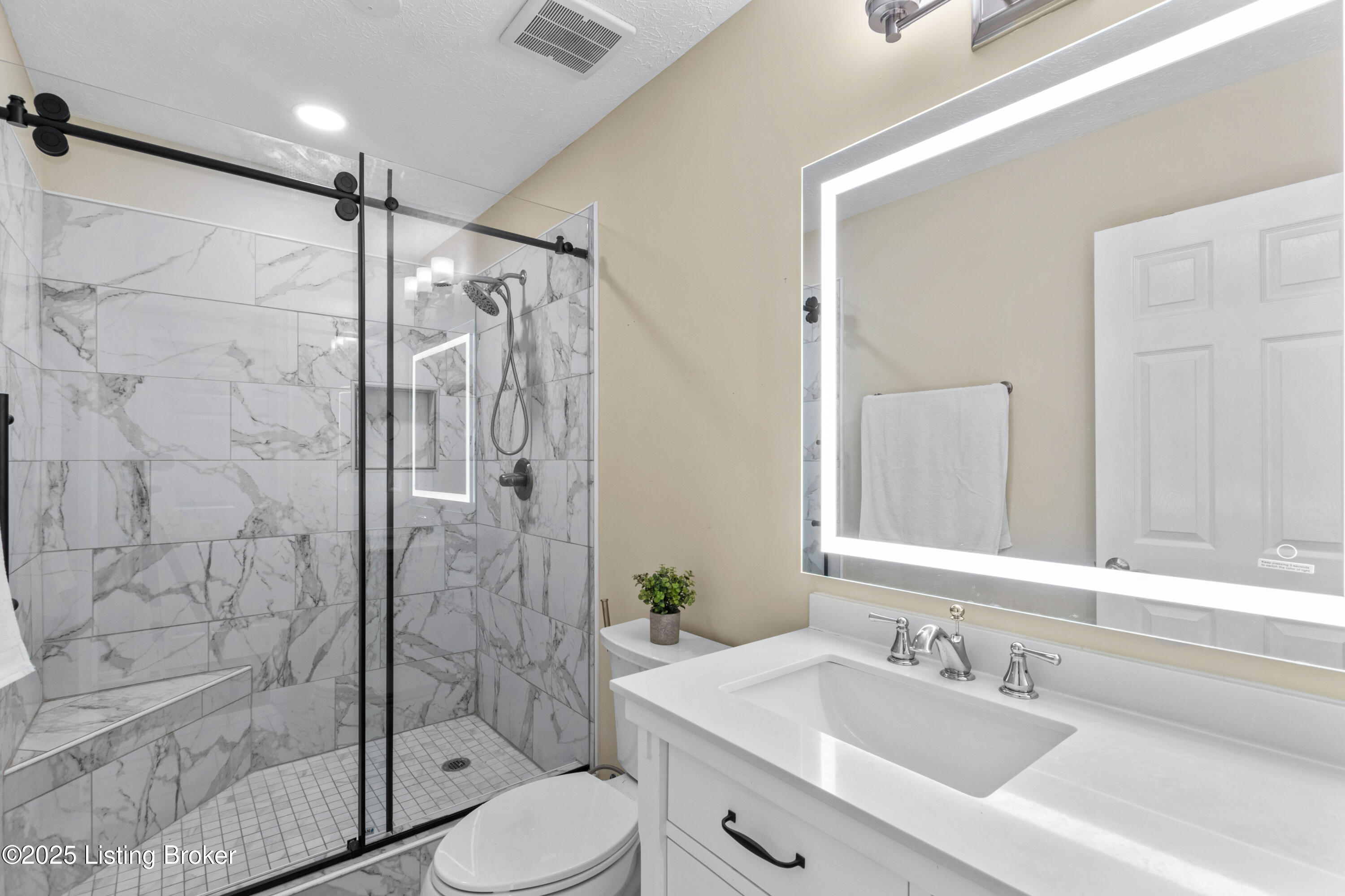 4901 Hunters Point Cir