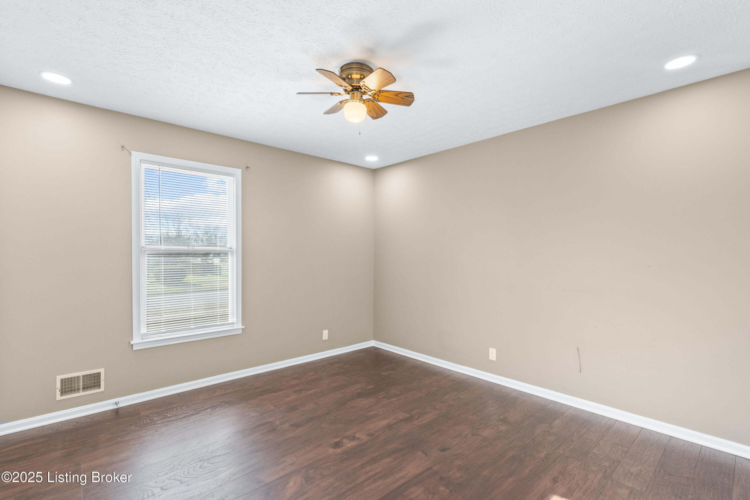 4901 Hunters Point Cir