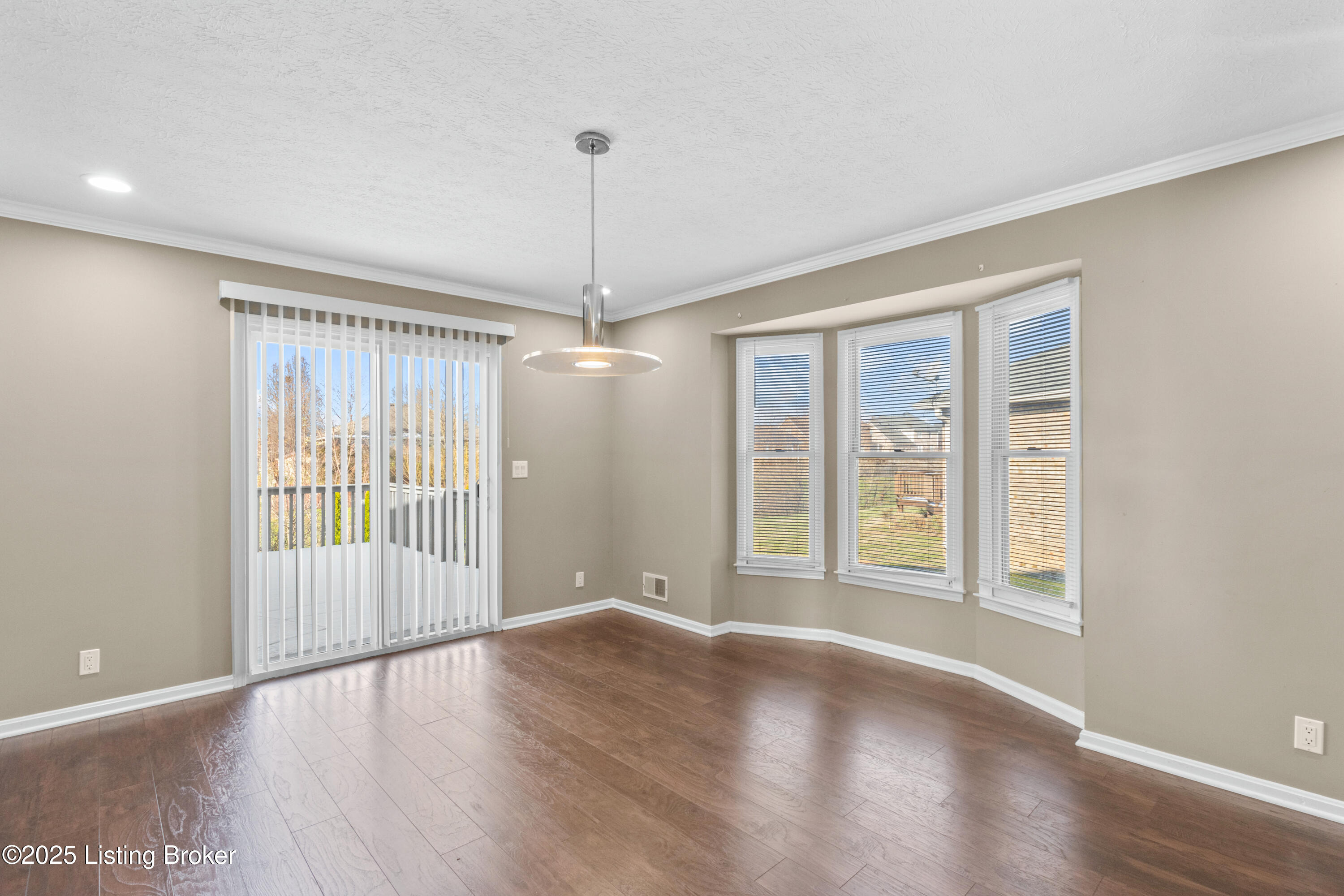 4901 Hunters Point Cir