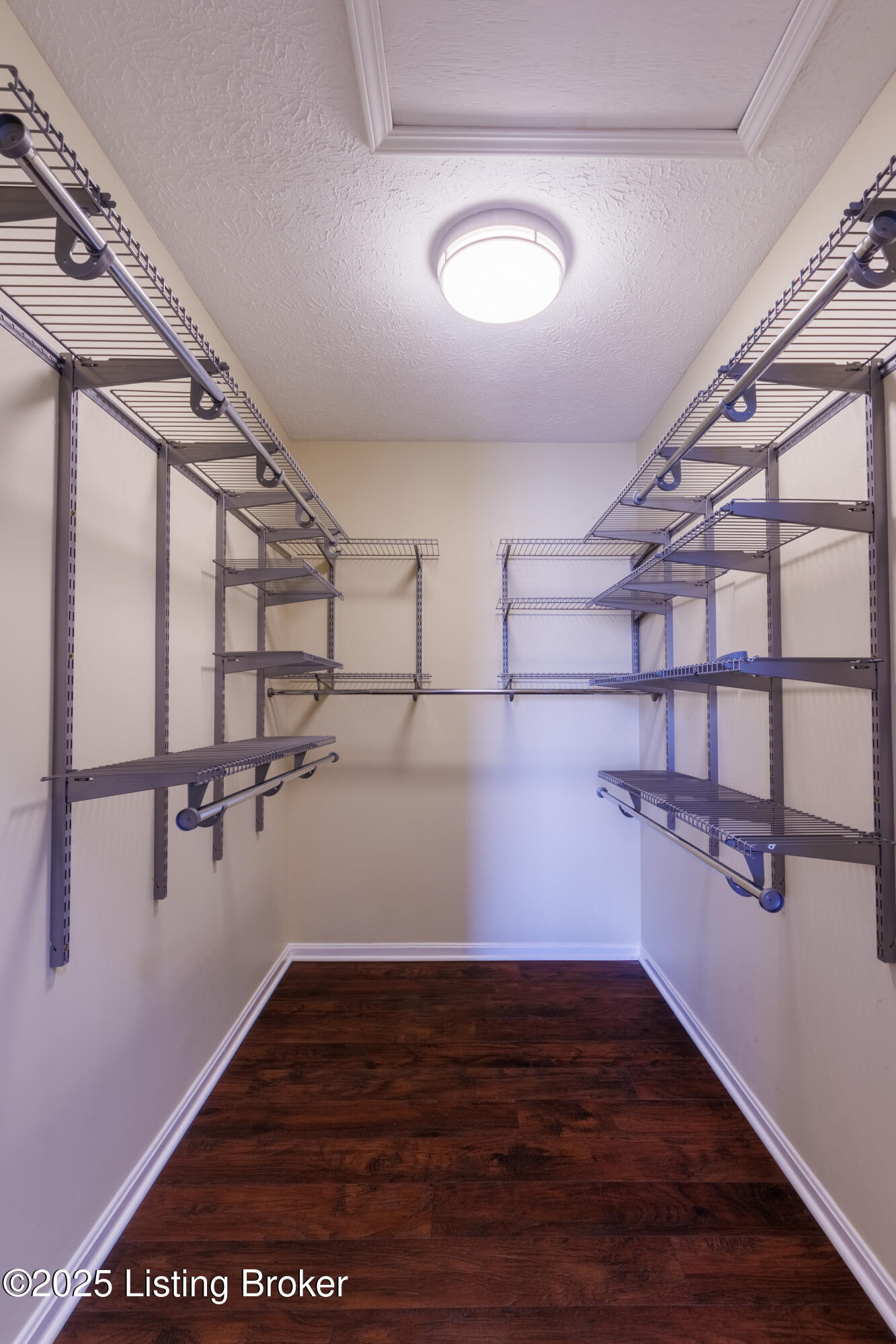 4901 Hunters Point Cir