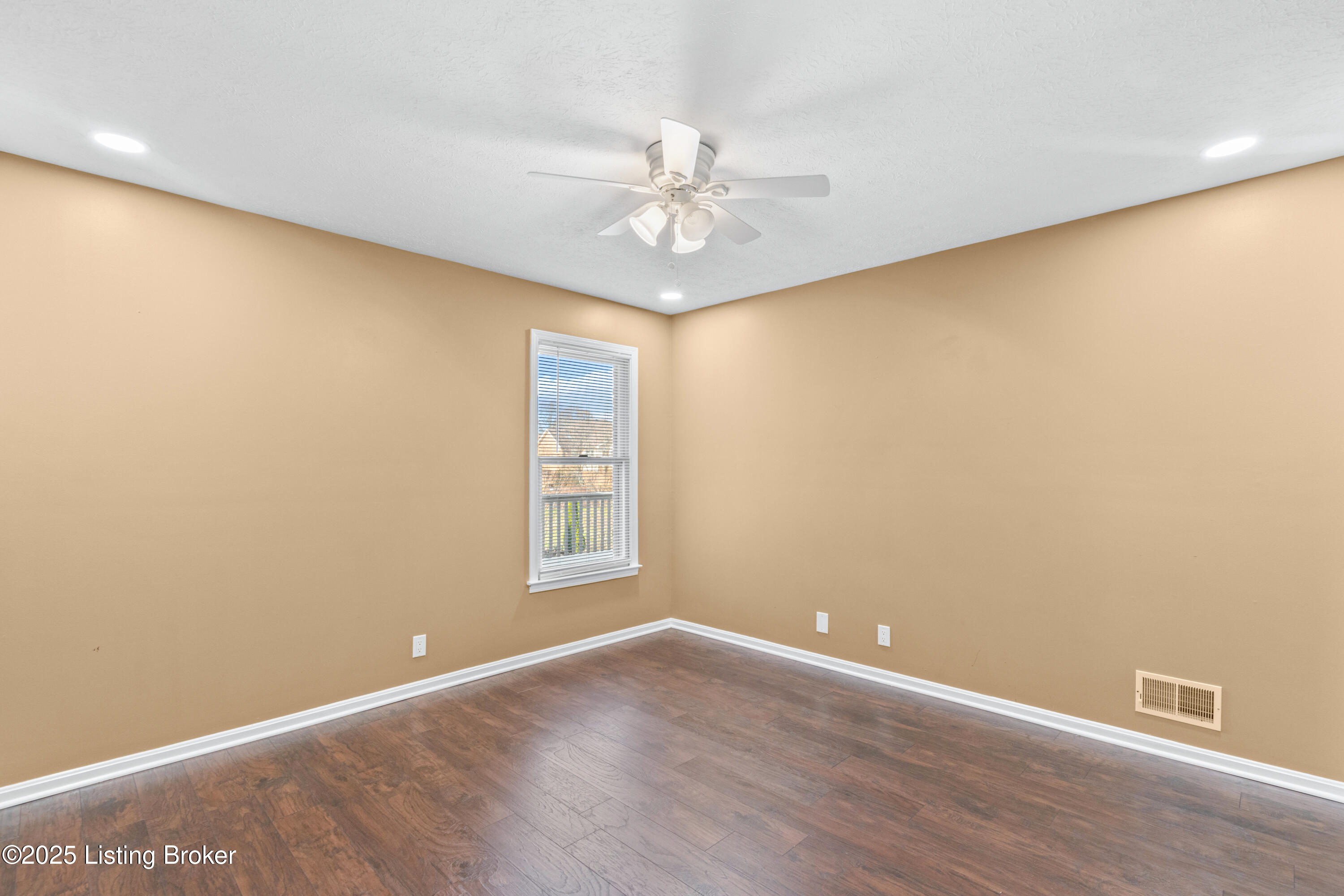 4901 Hunters Point Cir