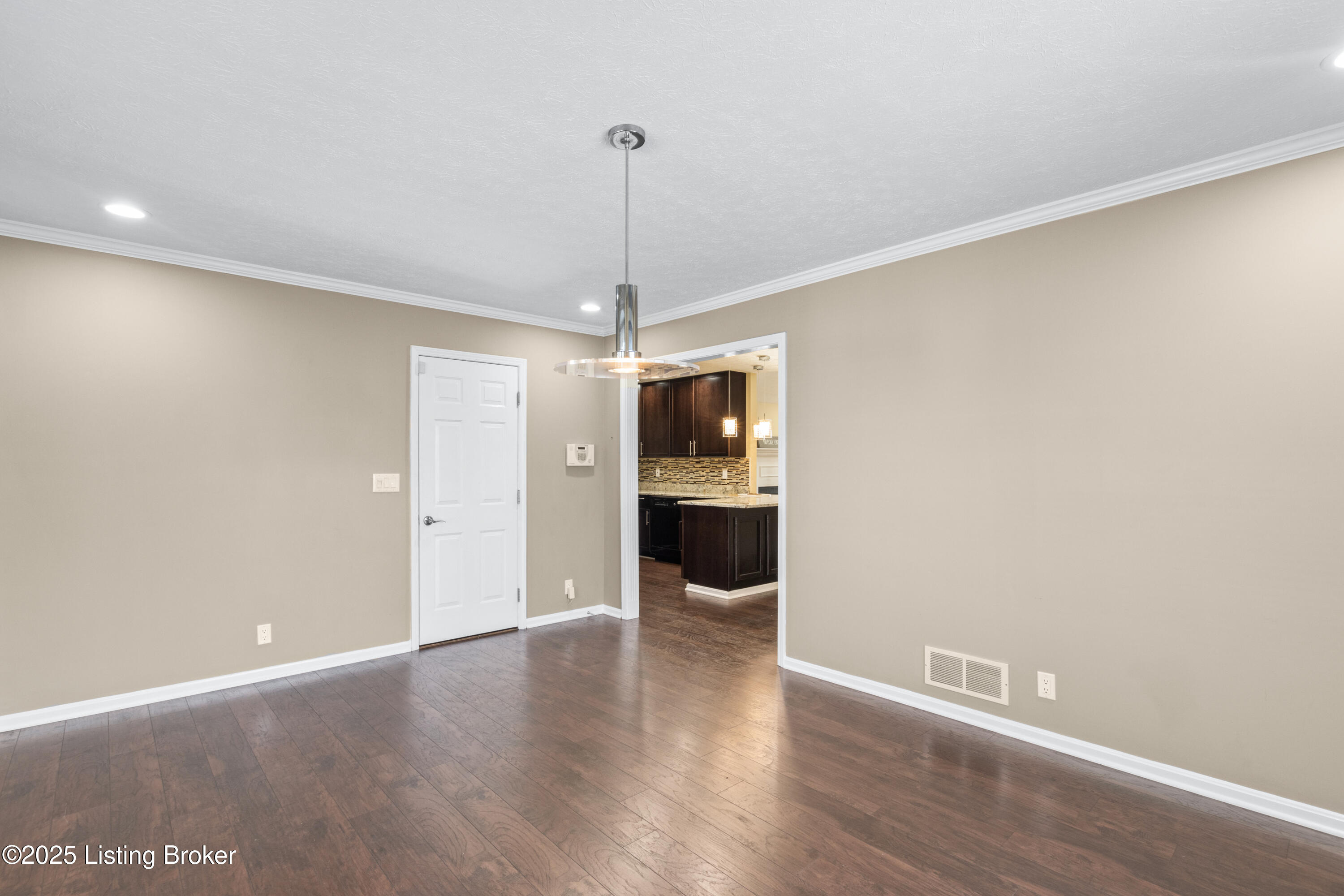 4901 Hunters Point Cir