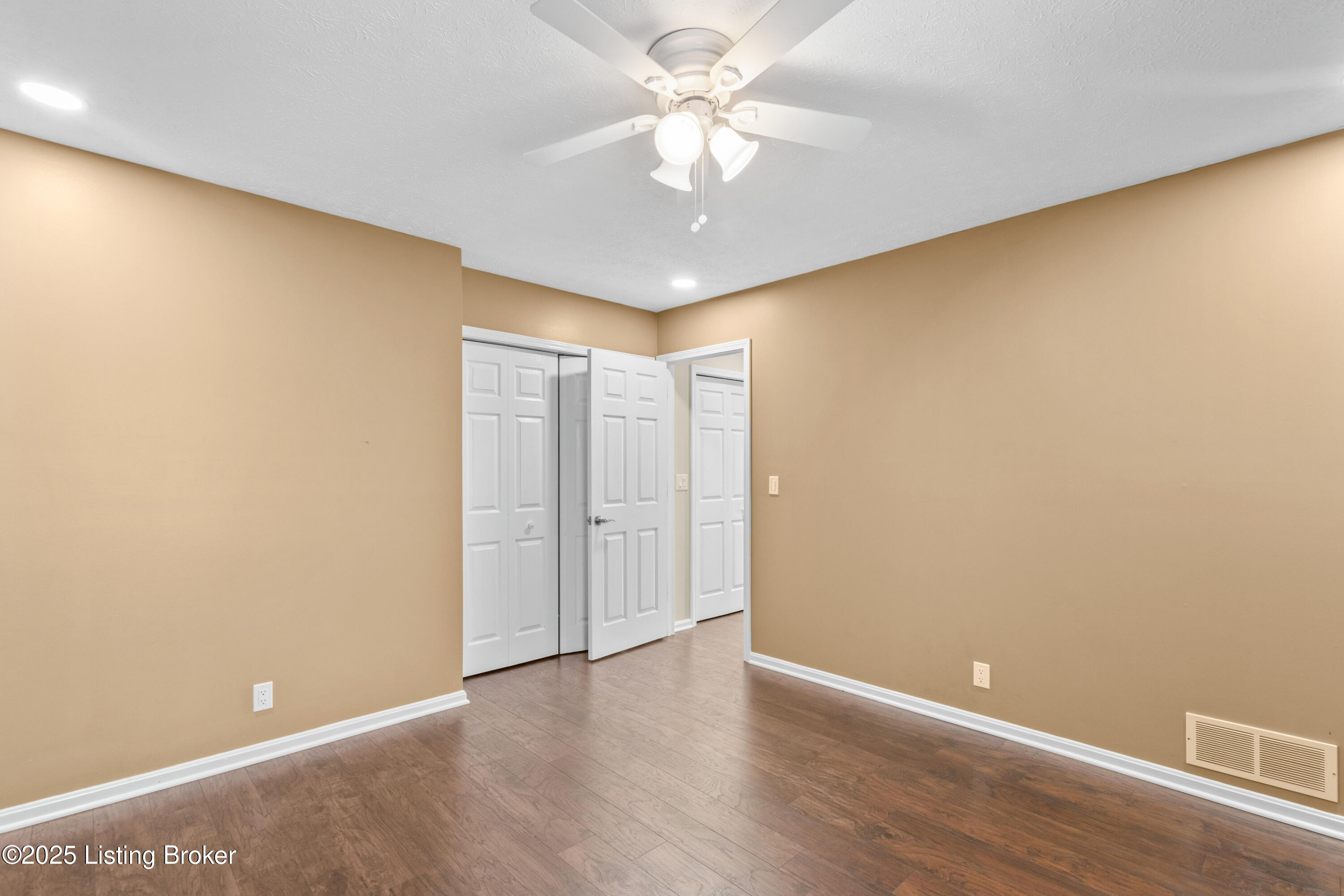 4901 Hunters Point Cir