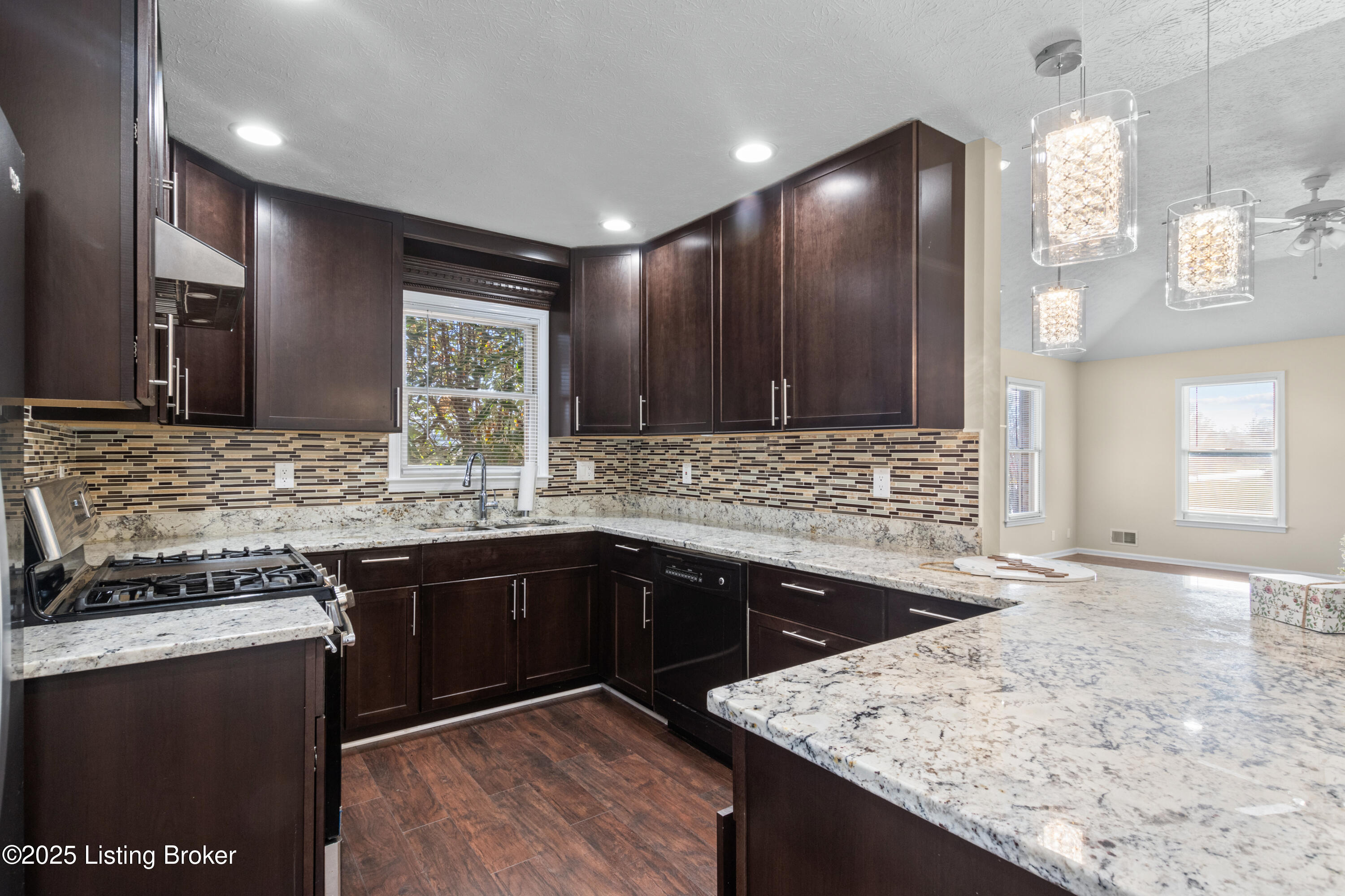 4901 Hunters Point Cir