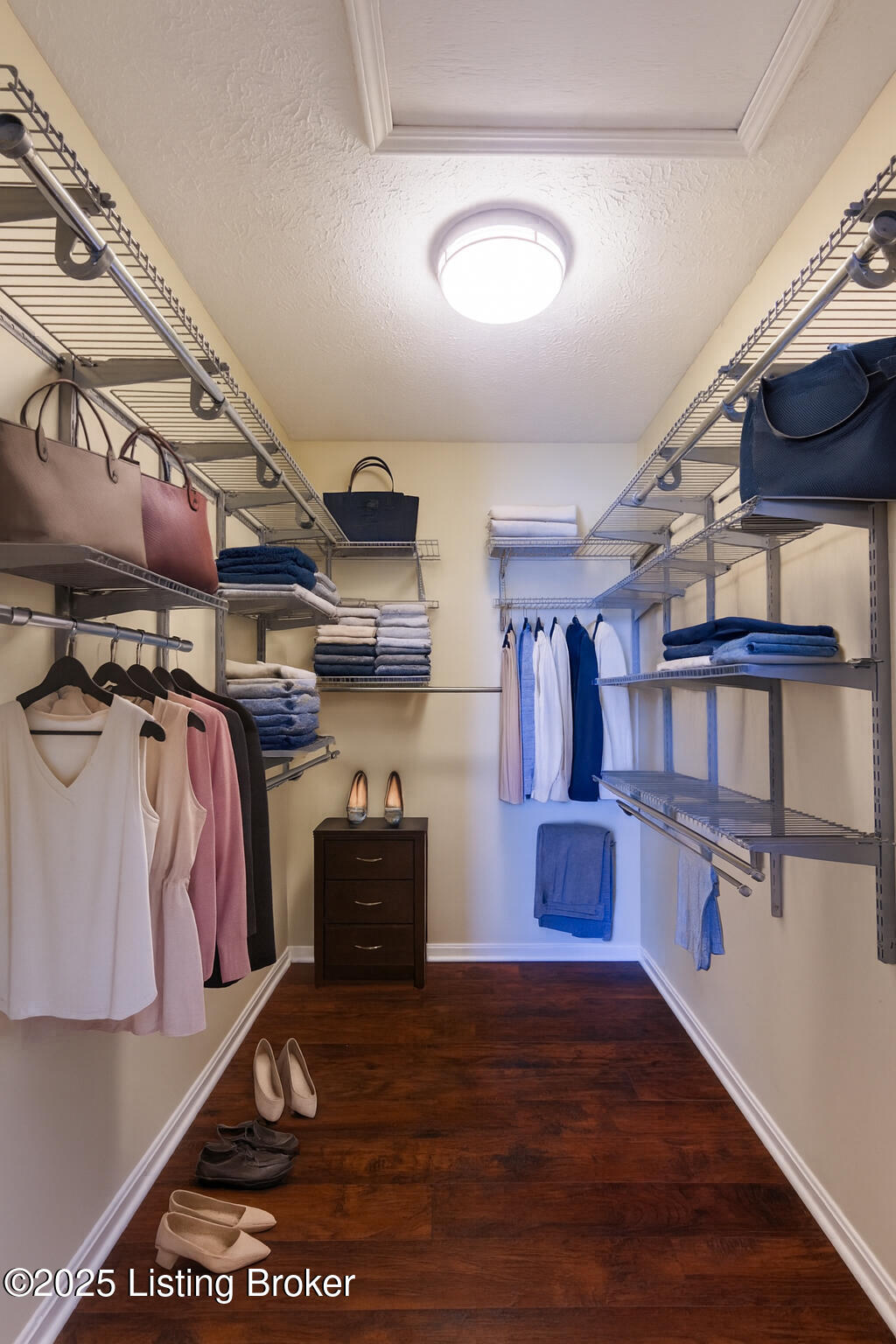 4901 Hunters Point Cir