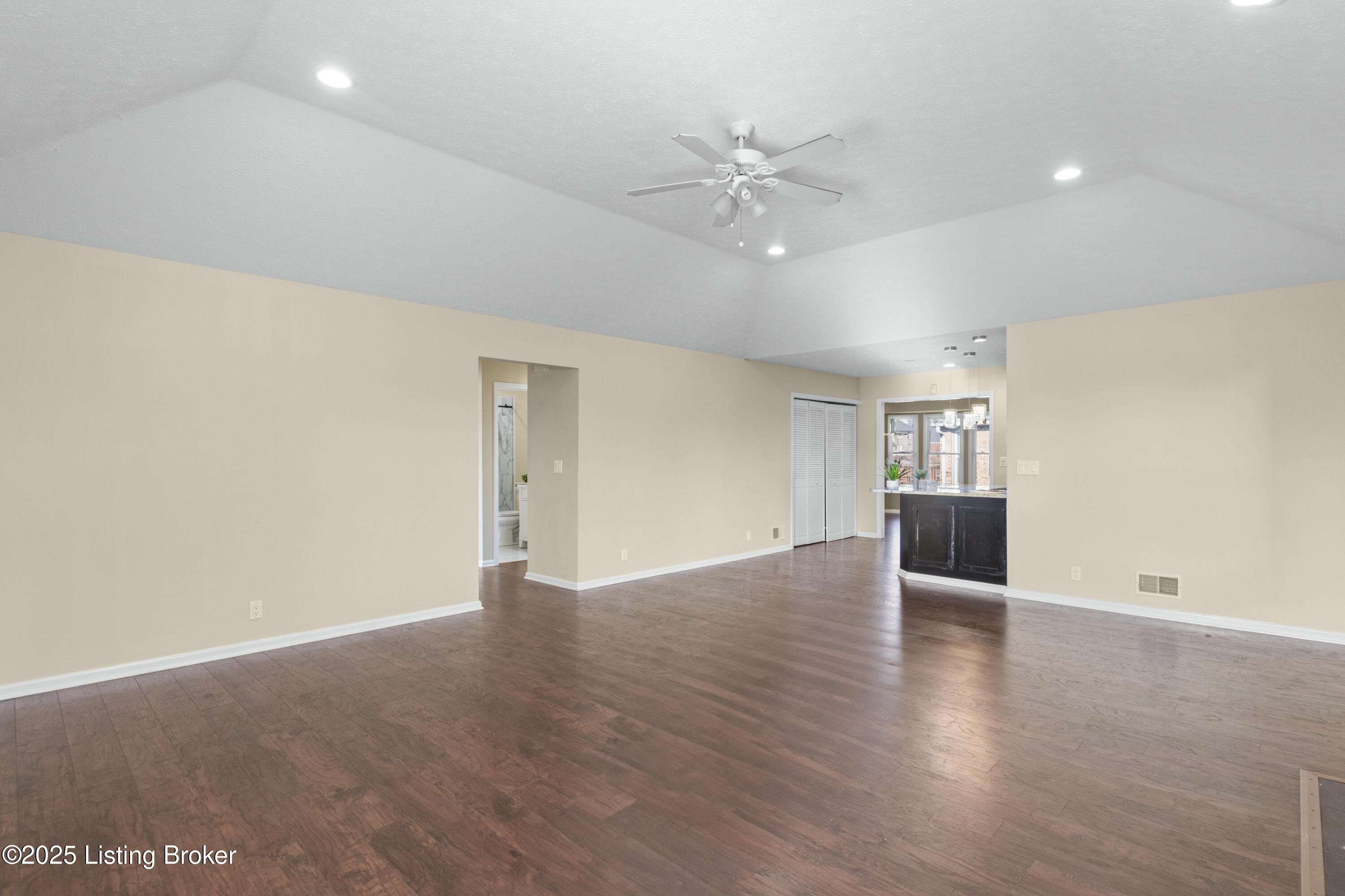 4901 Hunters Point Cir