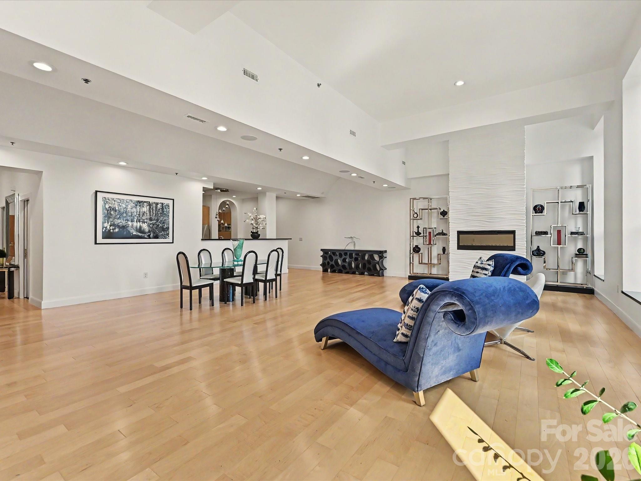 127 N Tryon Street Unit: 509.510