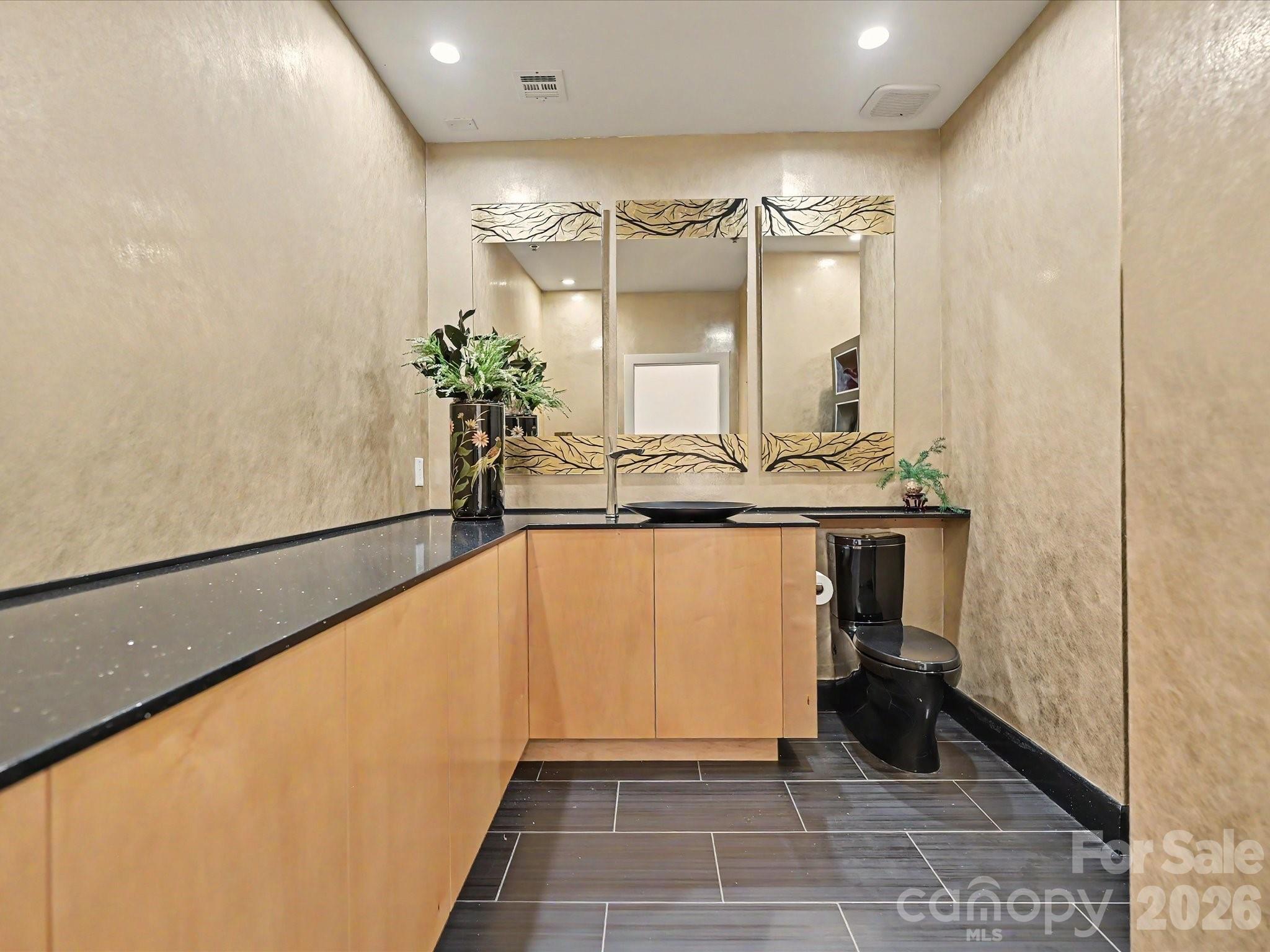 127 N Tryon Street Unit: 509.510