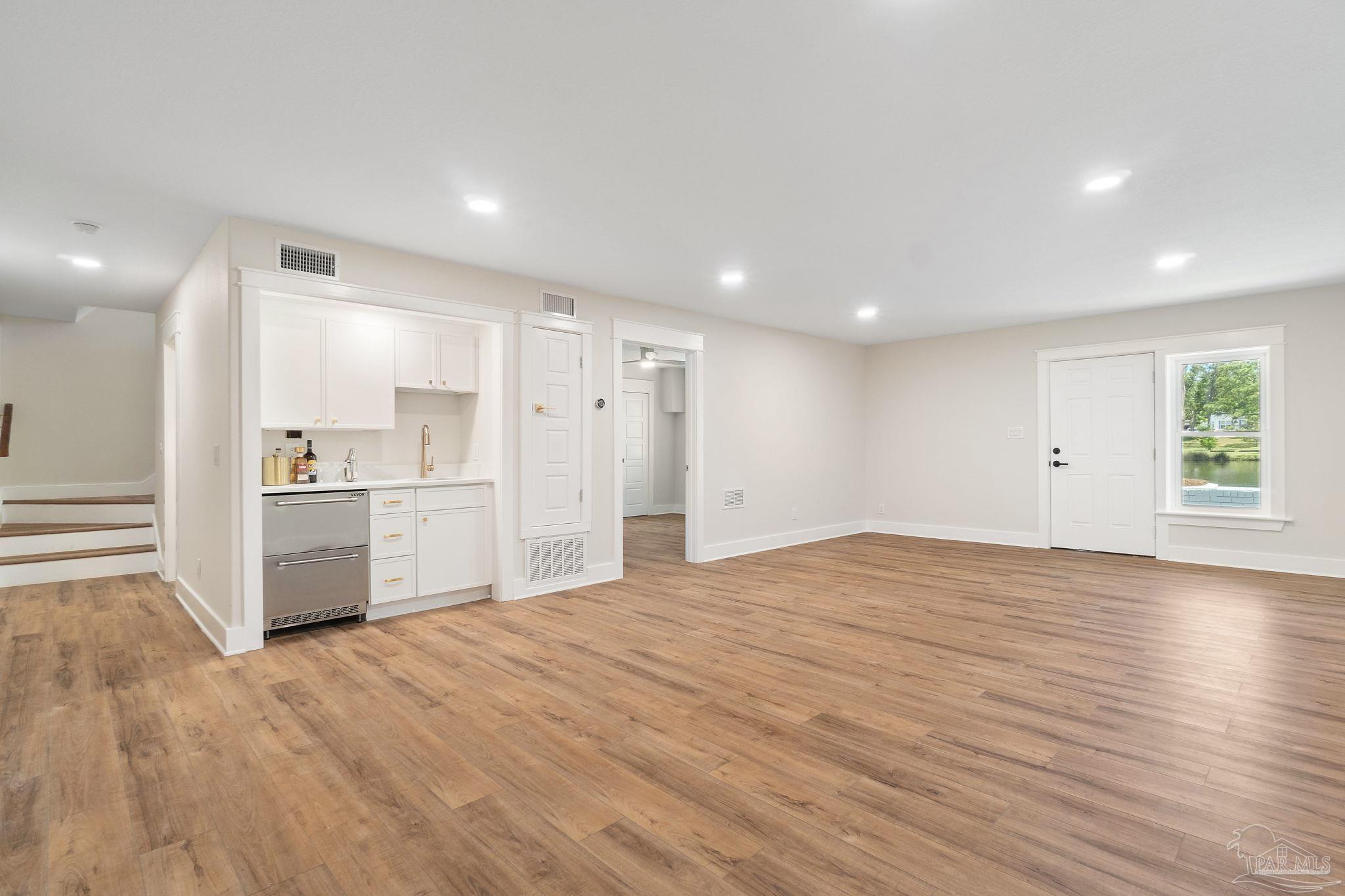 100 Holmes Dr