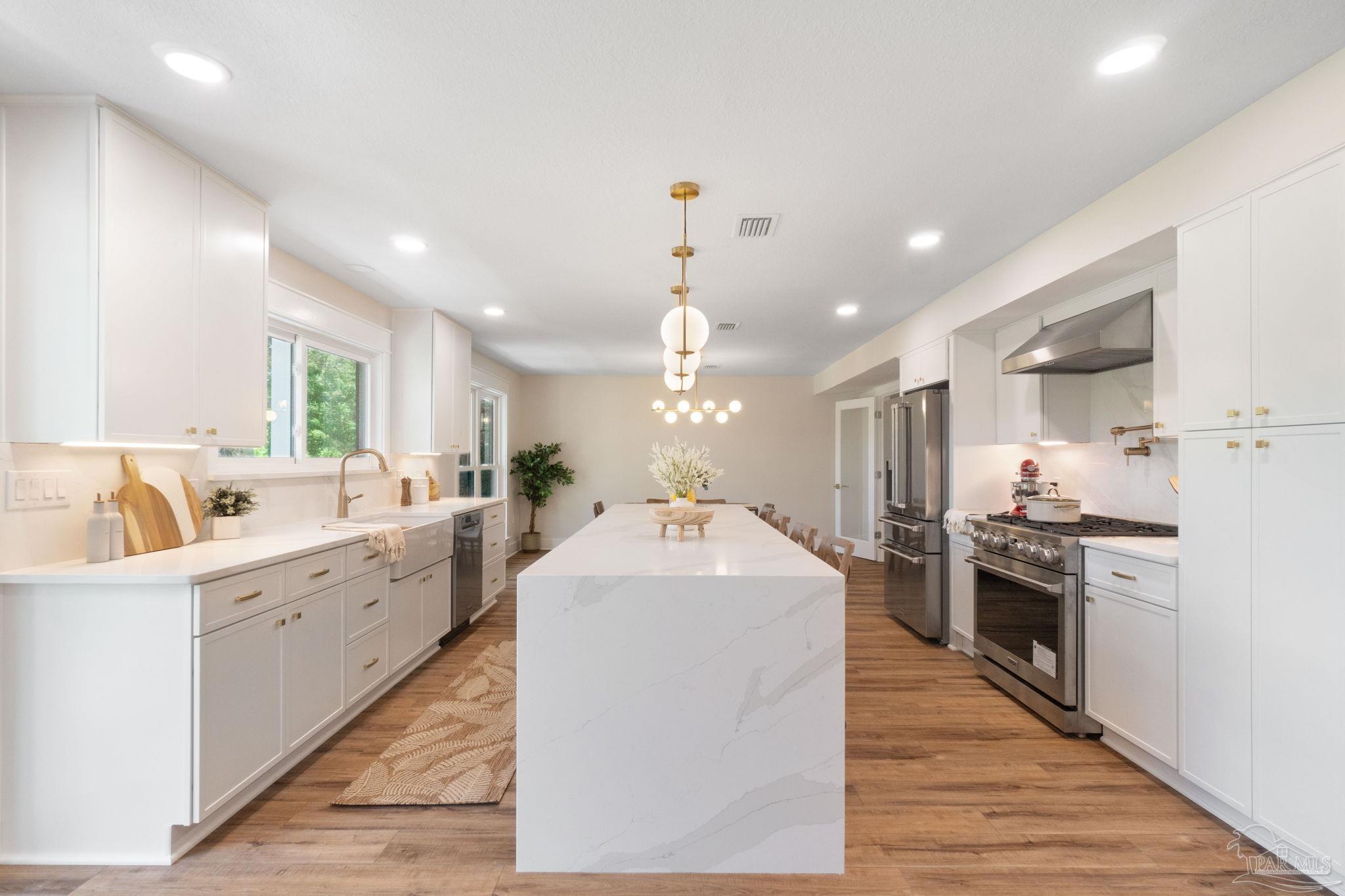 100 Holmes Dr