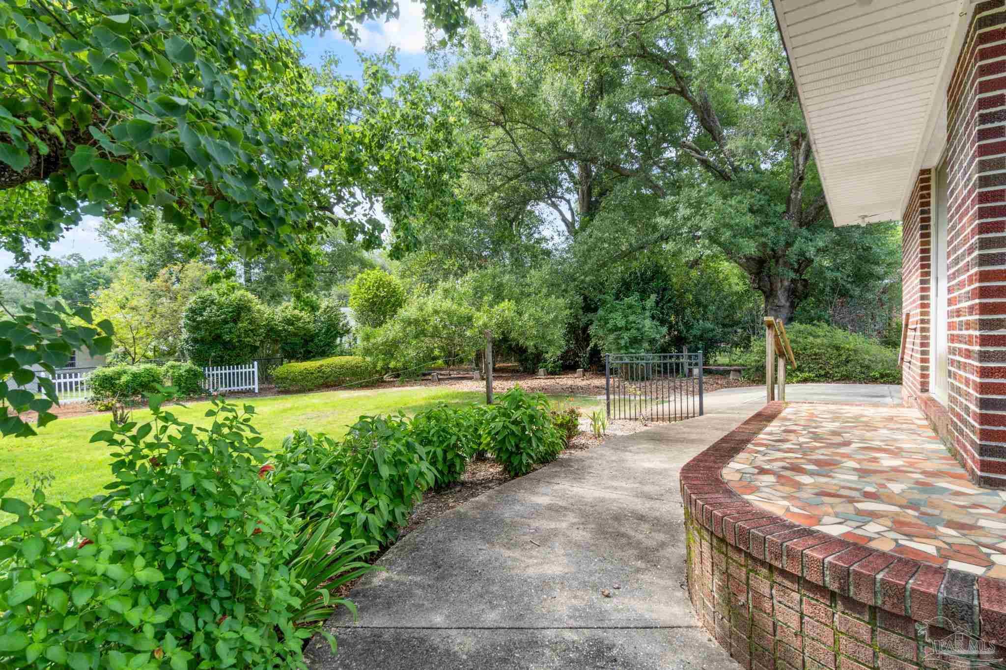 1611 Bayou Blvd