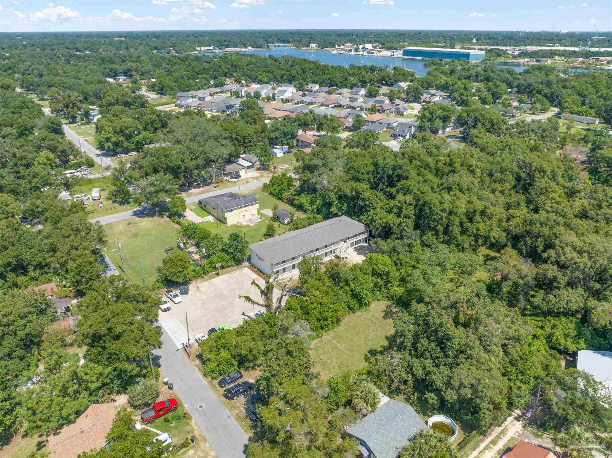 216 Broadmoor Ln