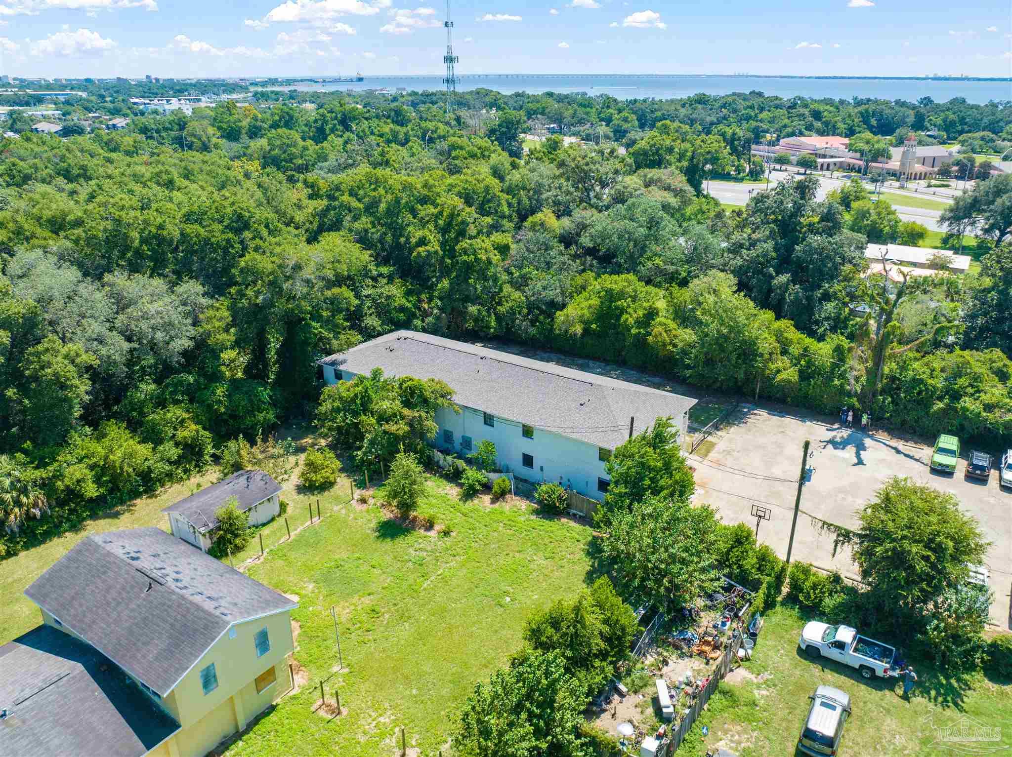 216 Broadmoor Ln